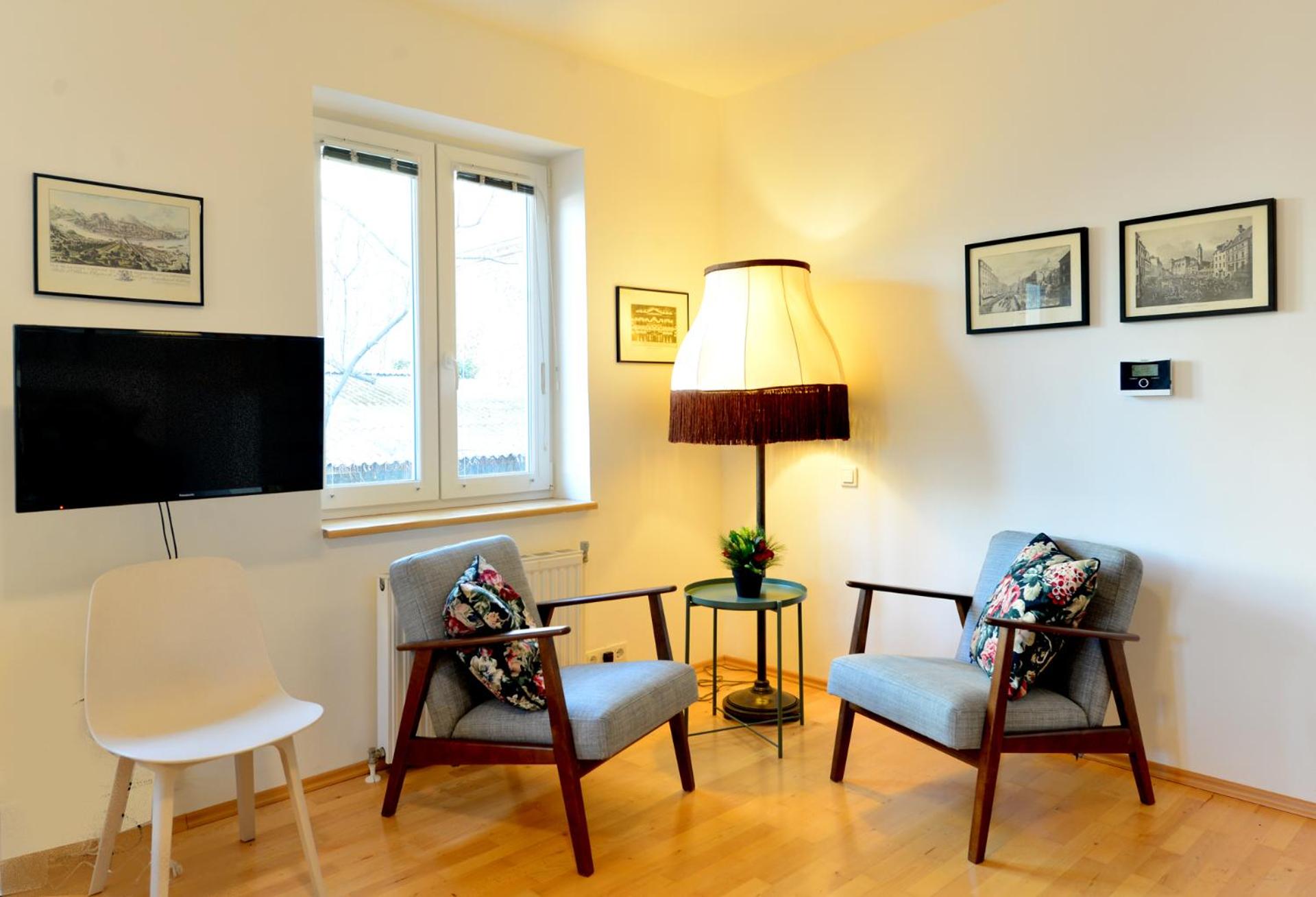House With Courtyard & Parking Close To Stadtpark