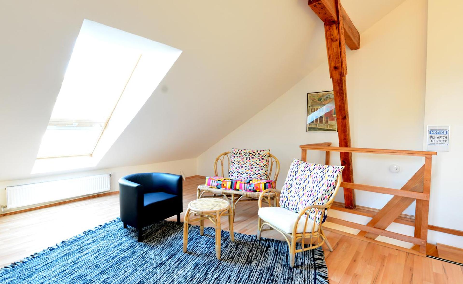 House With Courtyard & Parking Close To Stadtpark