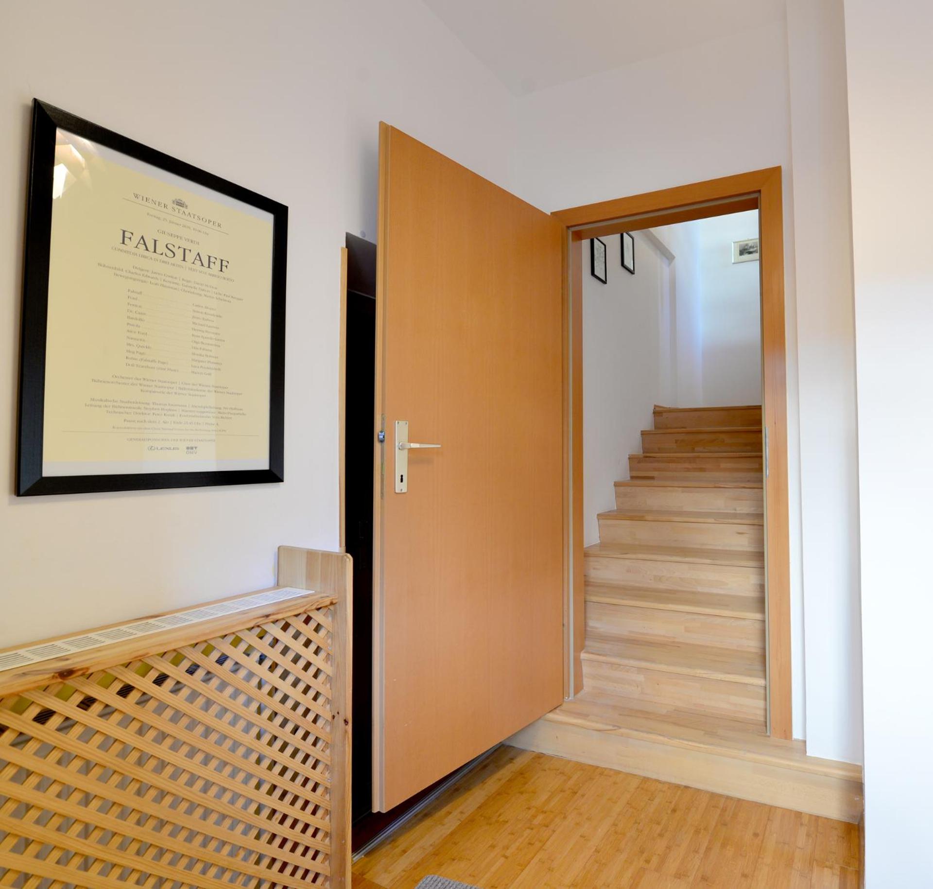 House With Courtyard & Parking Close To Stadtpark