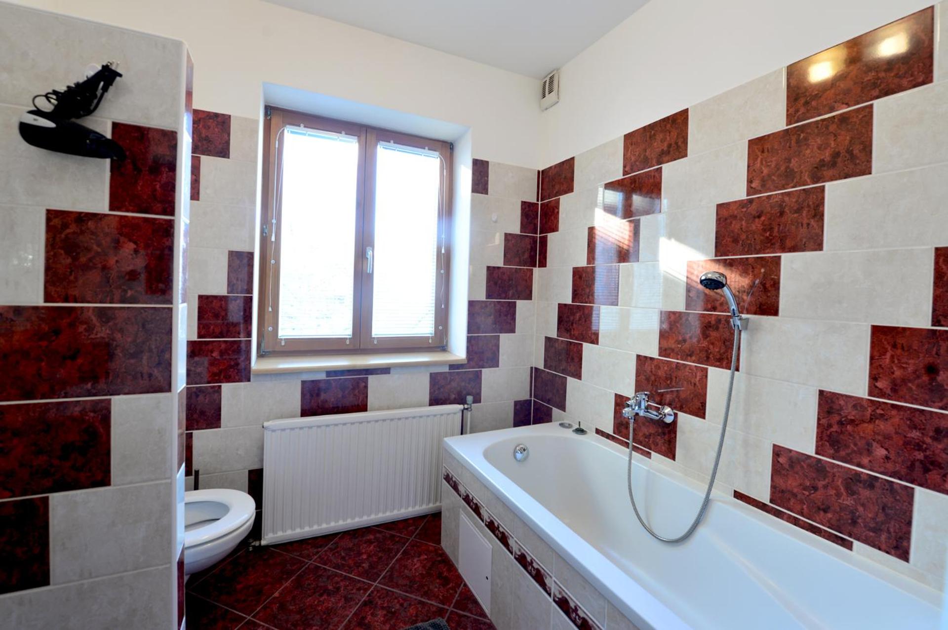 House With Courtyard & Parking Close To Stadtpark