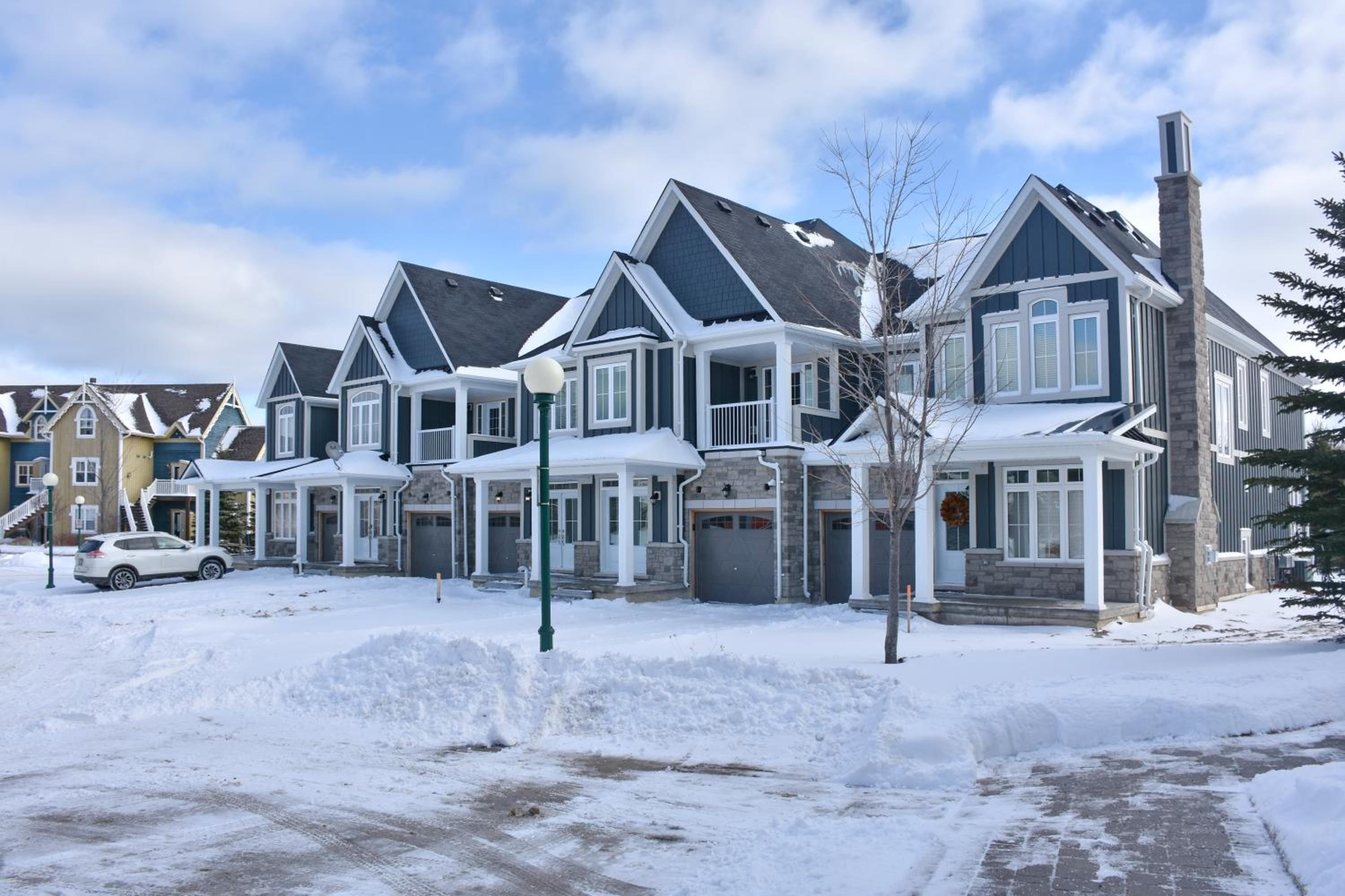 New Blue Mountain Village Snowbridge Executive Townhome Sleeps 10 with Outdoor Pool and Shuttle