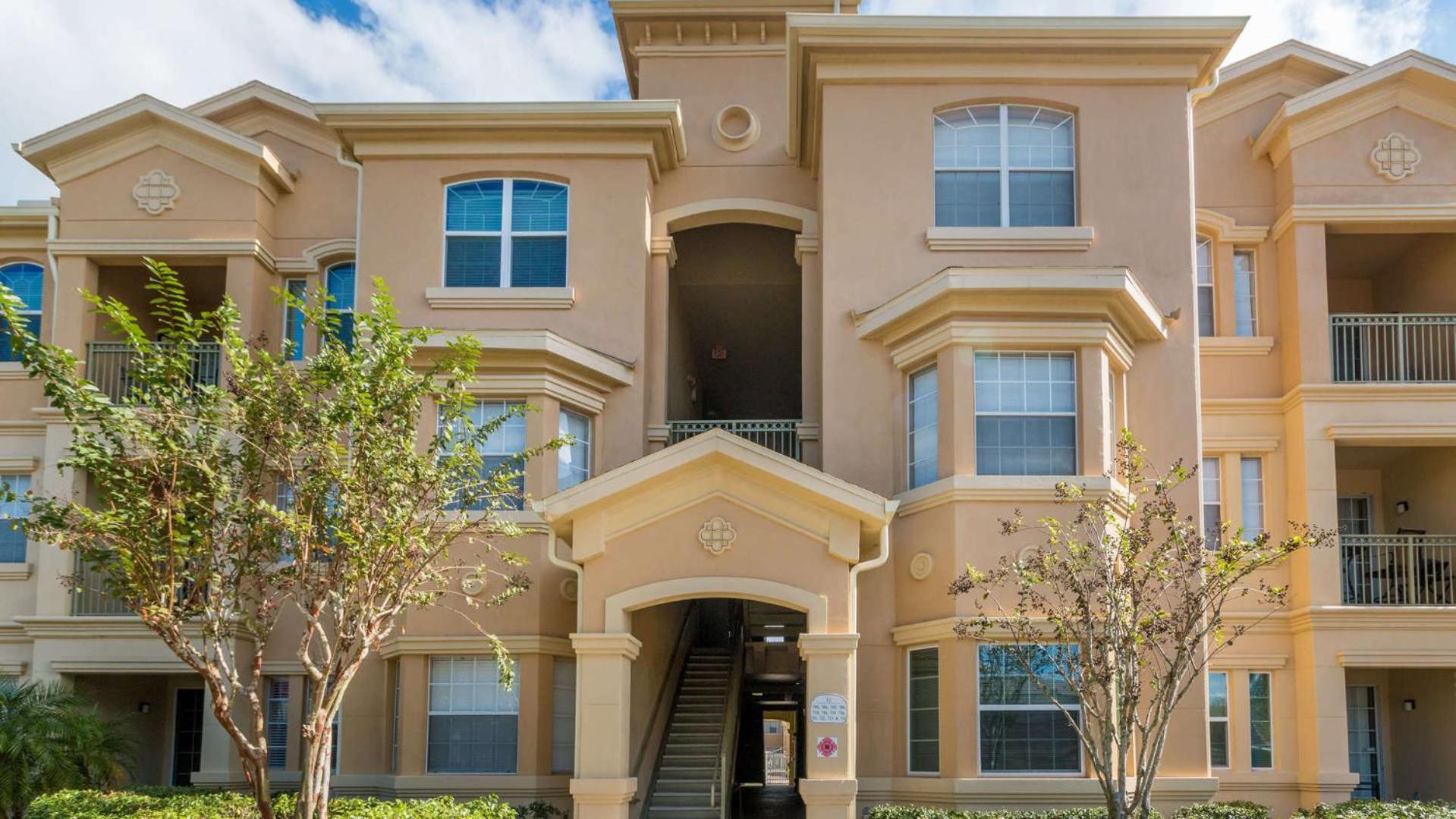 Hotel Disney's Den - Closer to all the fun! - Image 1