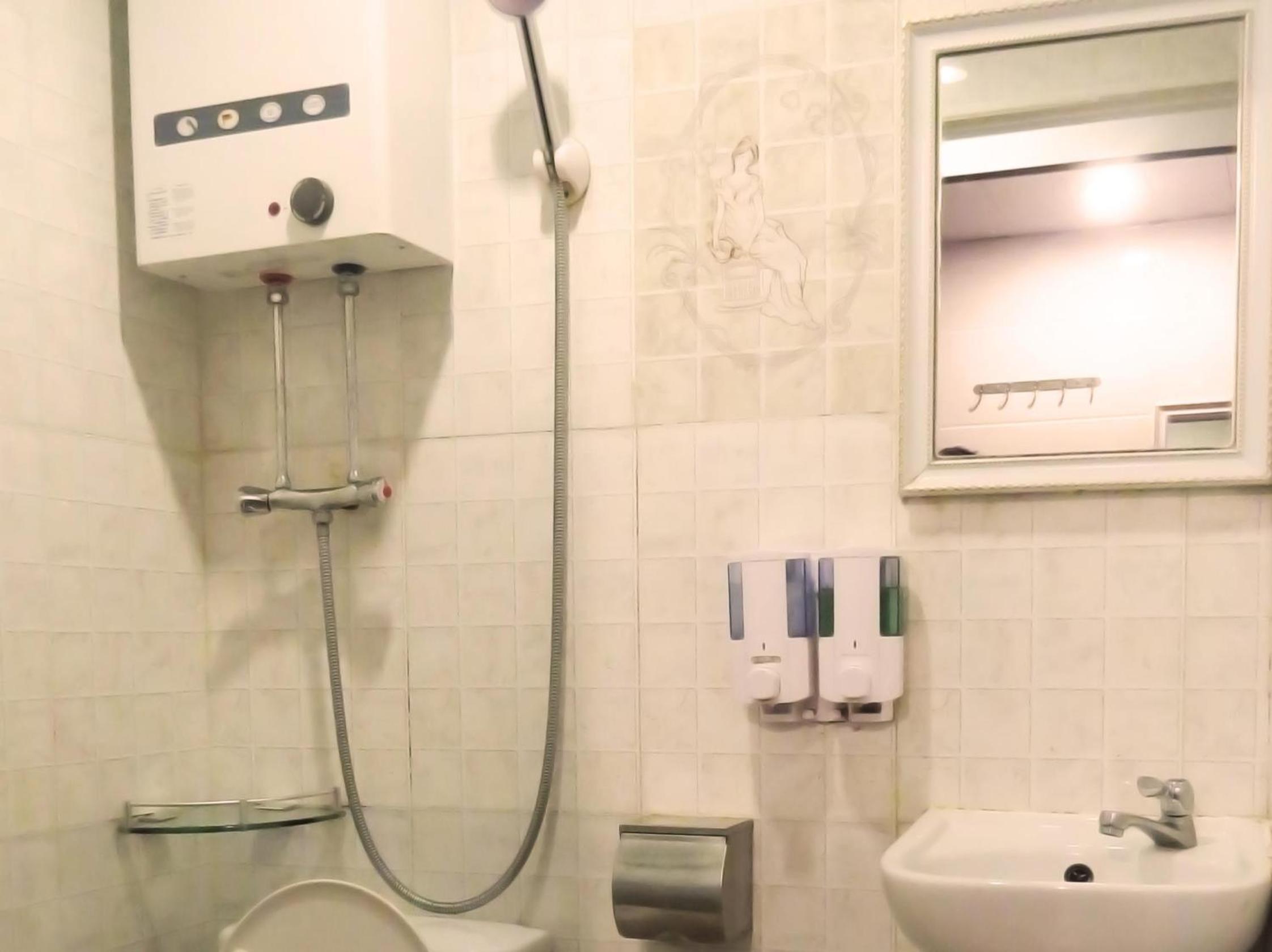 First Inn 24 HOUR RECEPTION 10TH F, Block D & E CHUNGKING MANSION TST 2