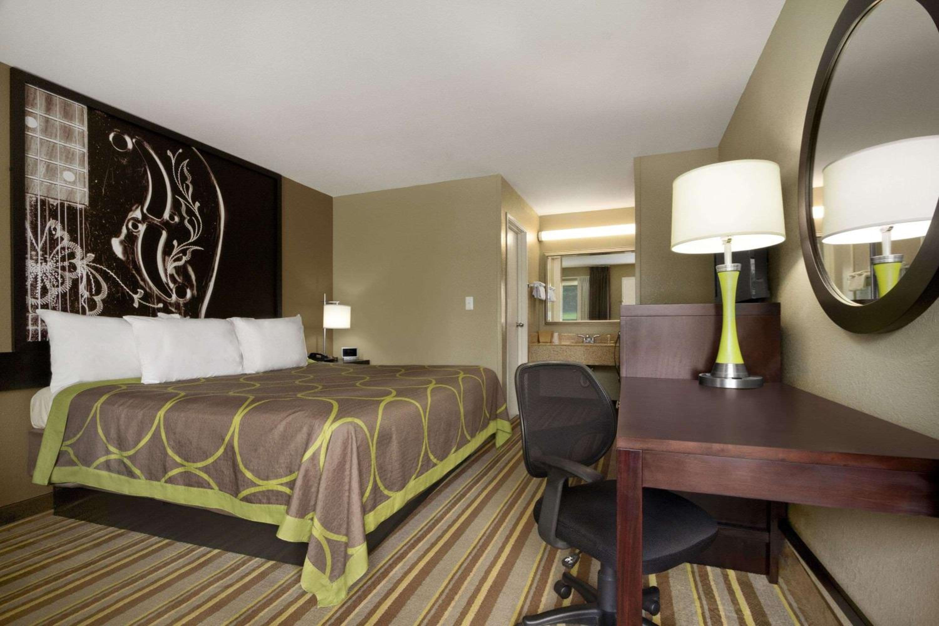 Super 8 by Wyndham Tupelo Airport view 4