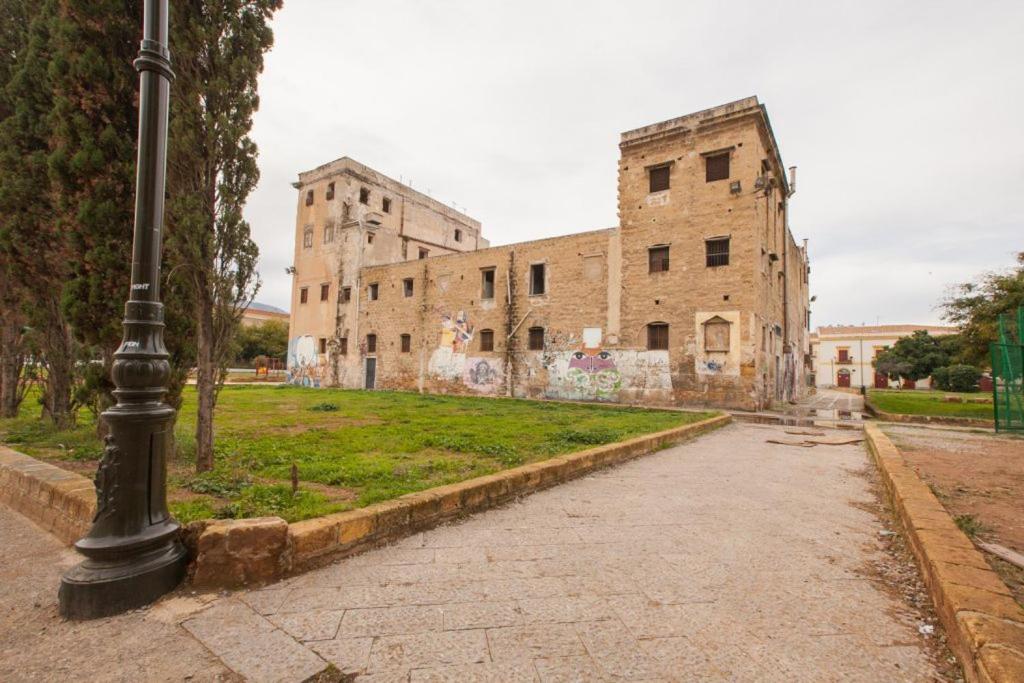 In the heart of Kalsa, a green and quiet terrace, Free Parking