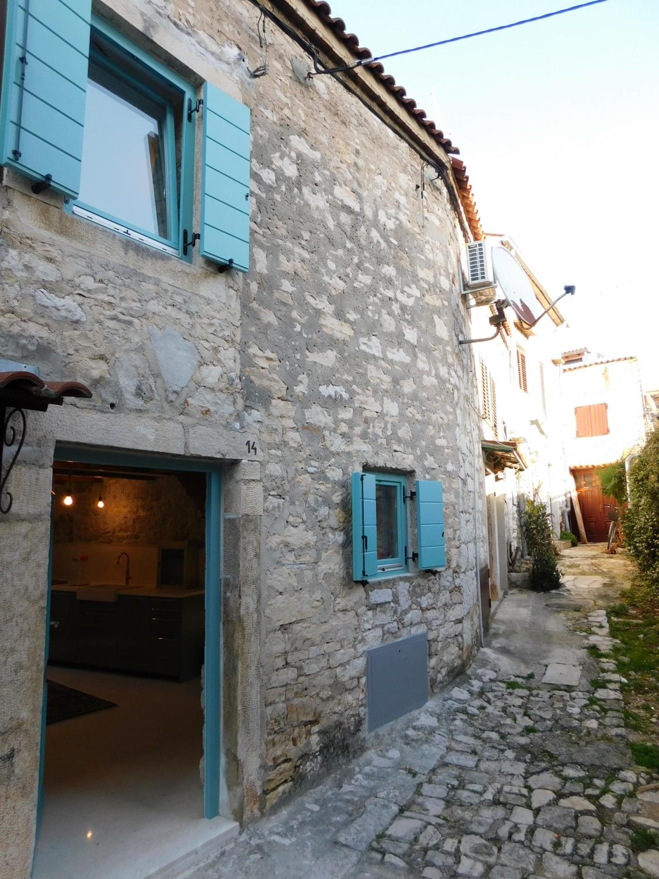 bezauberndes Steinhaus mit Garten in der Altstadt von Rovinj view 4