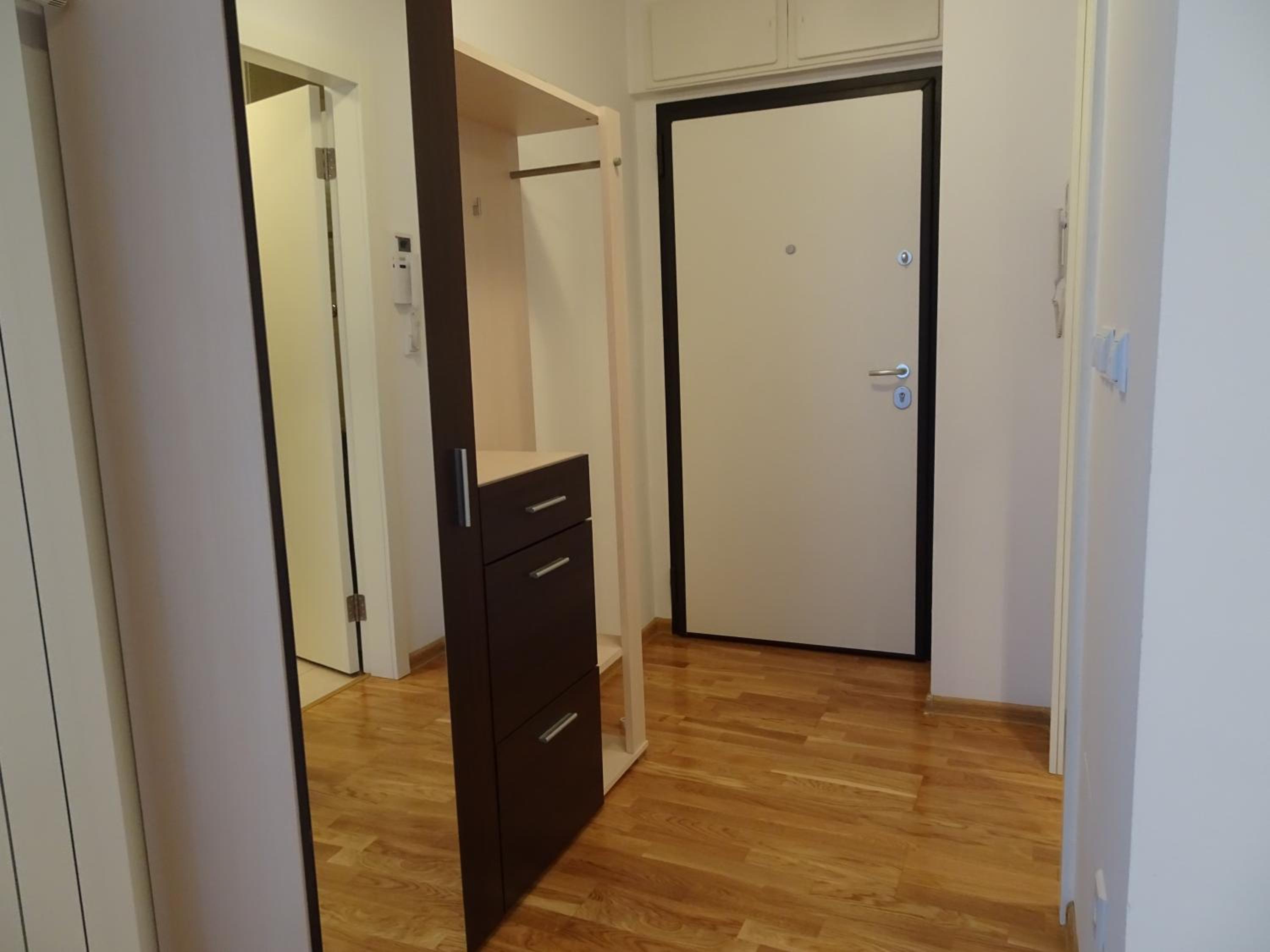 Quiet Apartment in City Center, Free Private Parking
