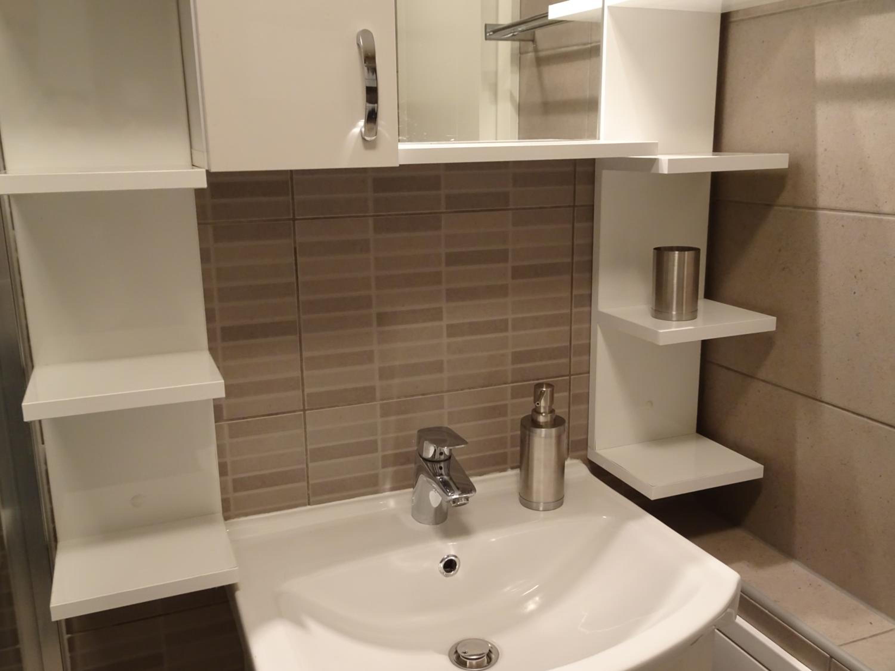 Quiet Apartment in City Center, Free Private Parking