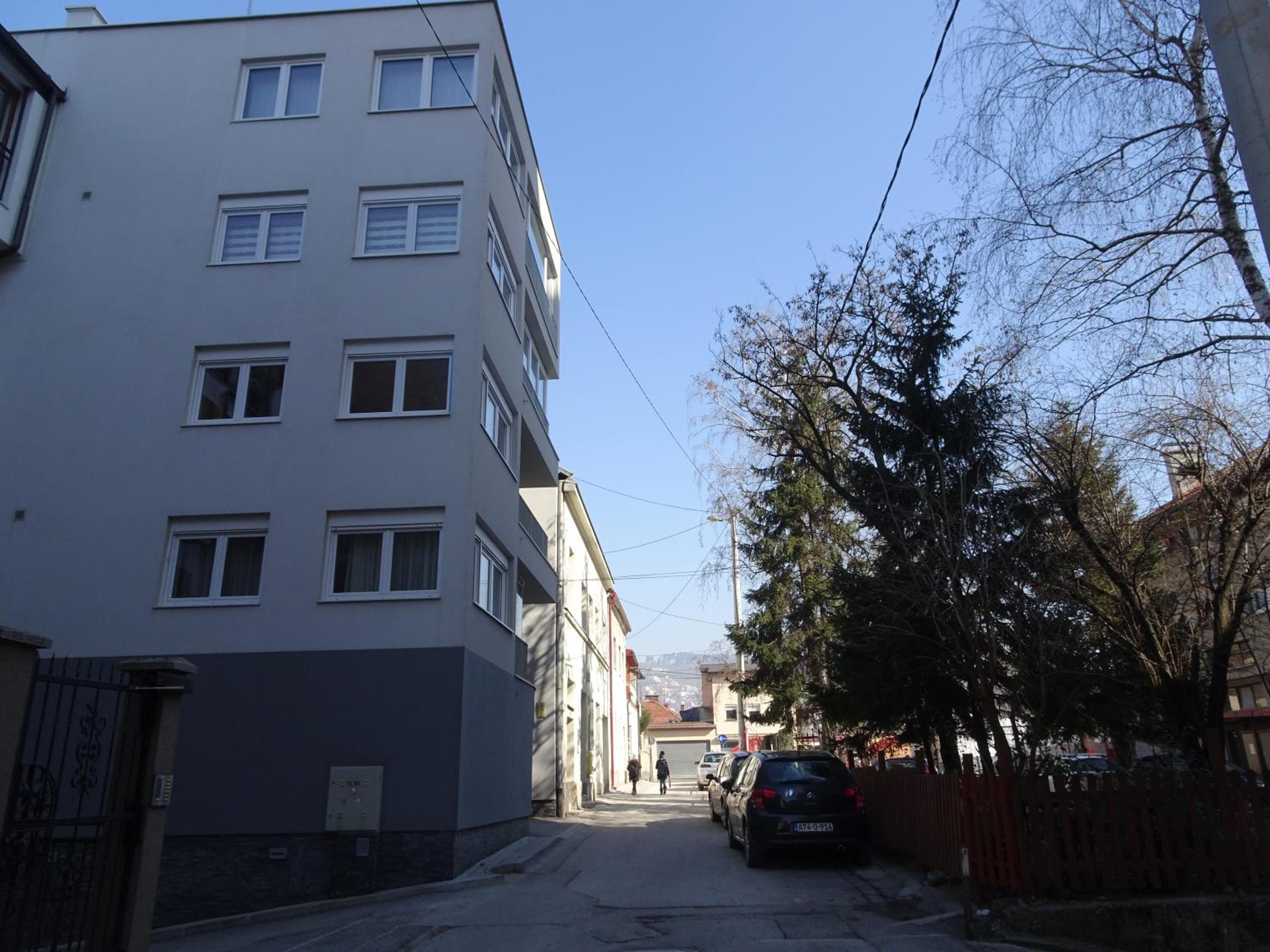 Quiet Apartment in City Center, Free Private Parking