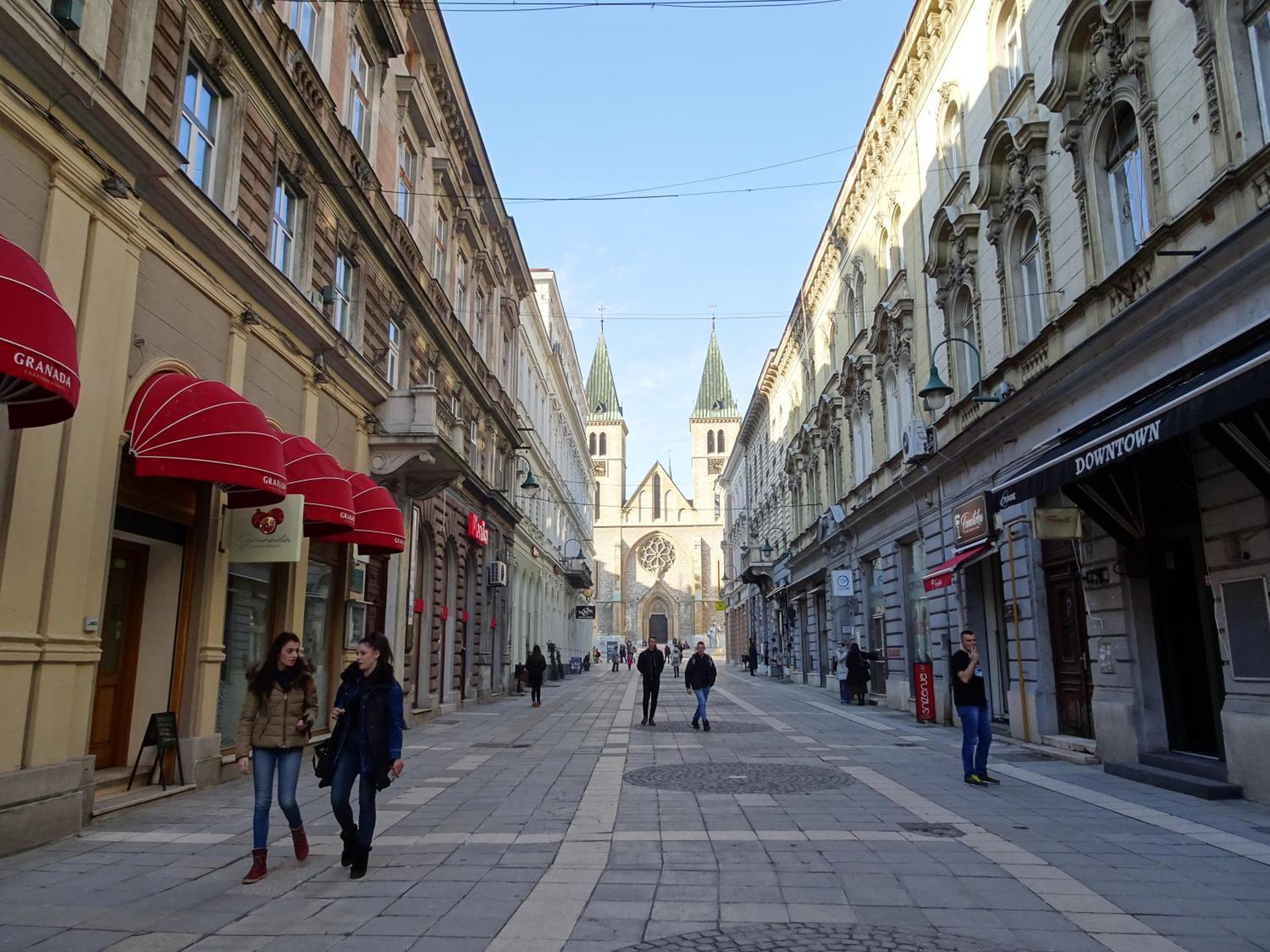 Quiet Apartment in City Center, Free Private Parking