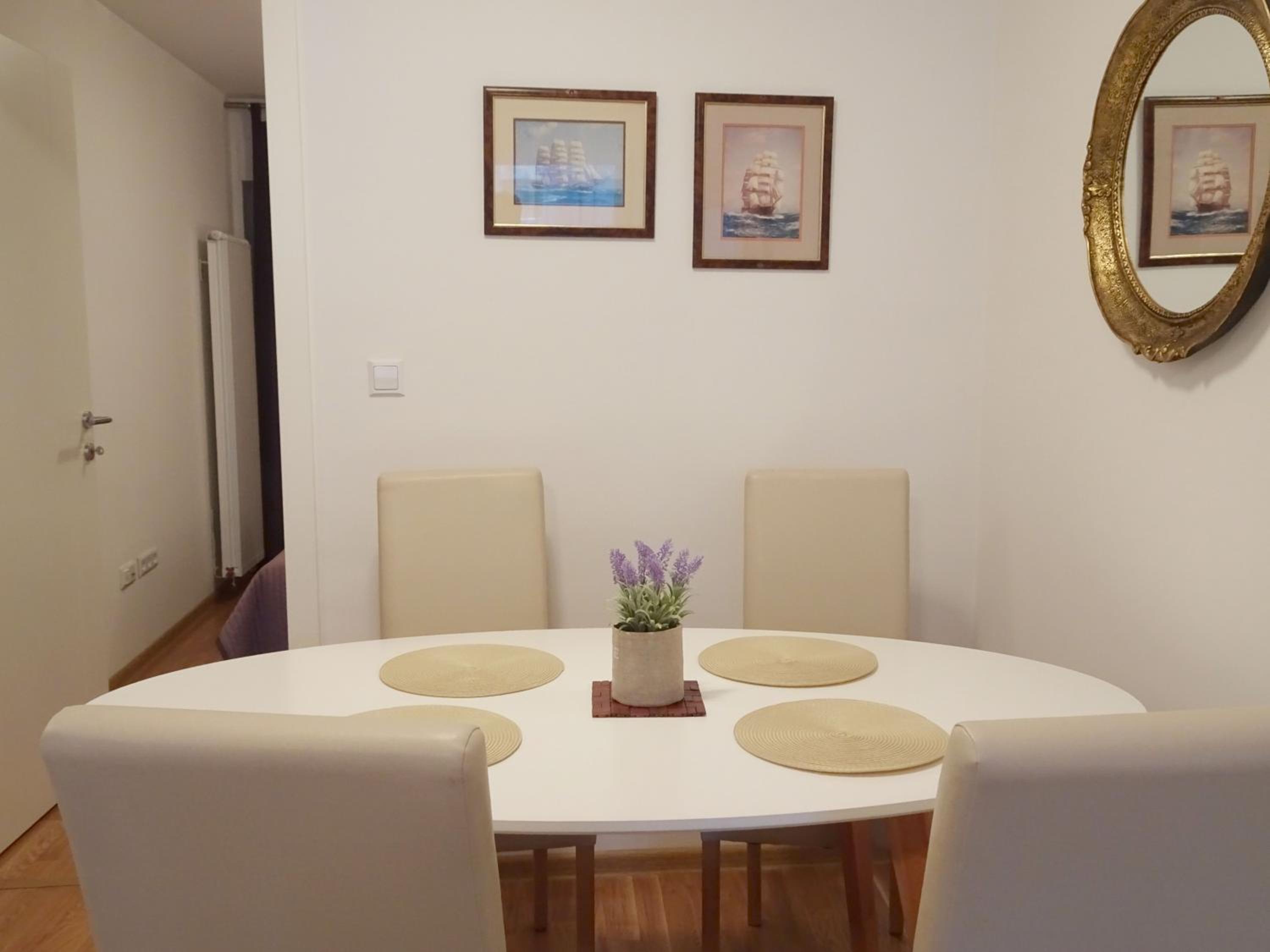 Quiet Apartment in City Center, Free Private Parking