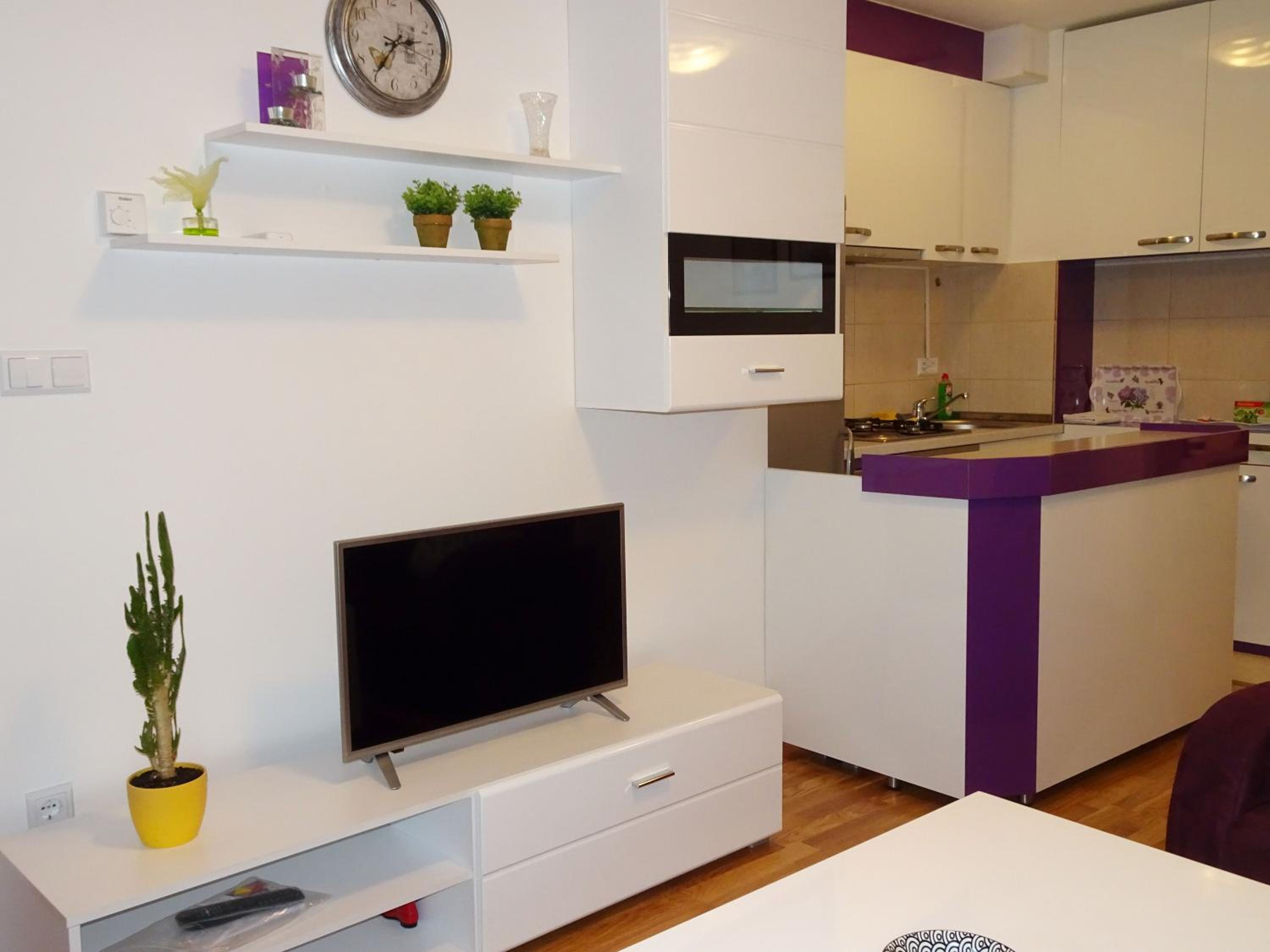 Quiet Apartment in City Center, Free Private Parking