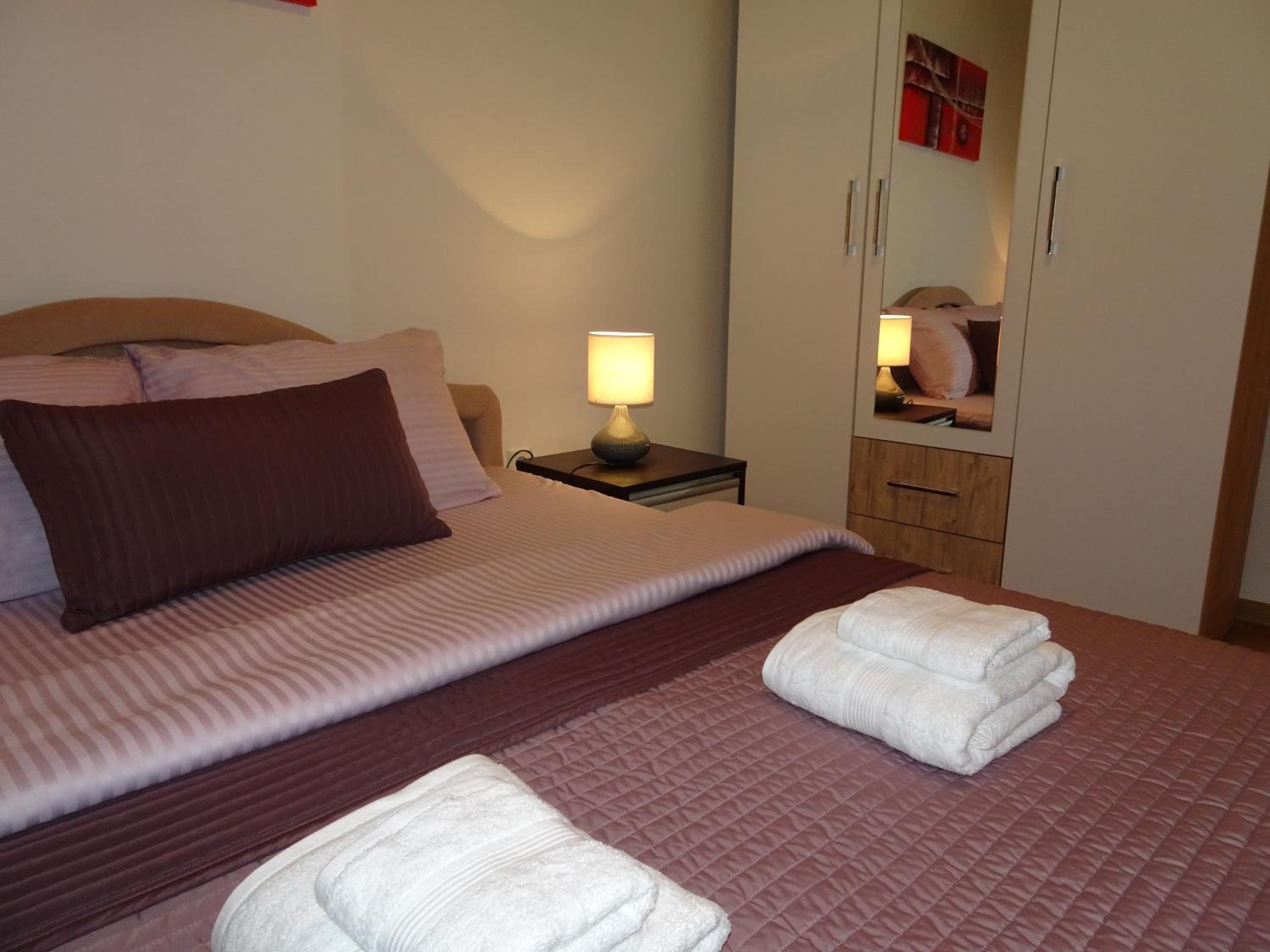 Quiet Apartment in City Center, Free Private Parking