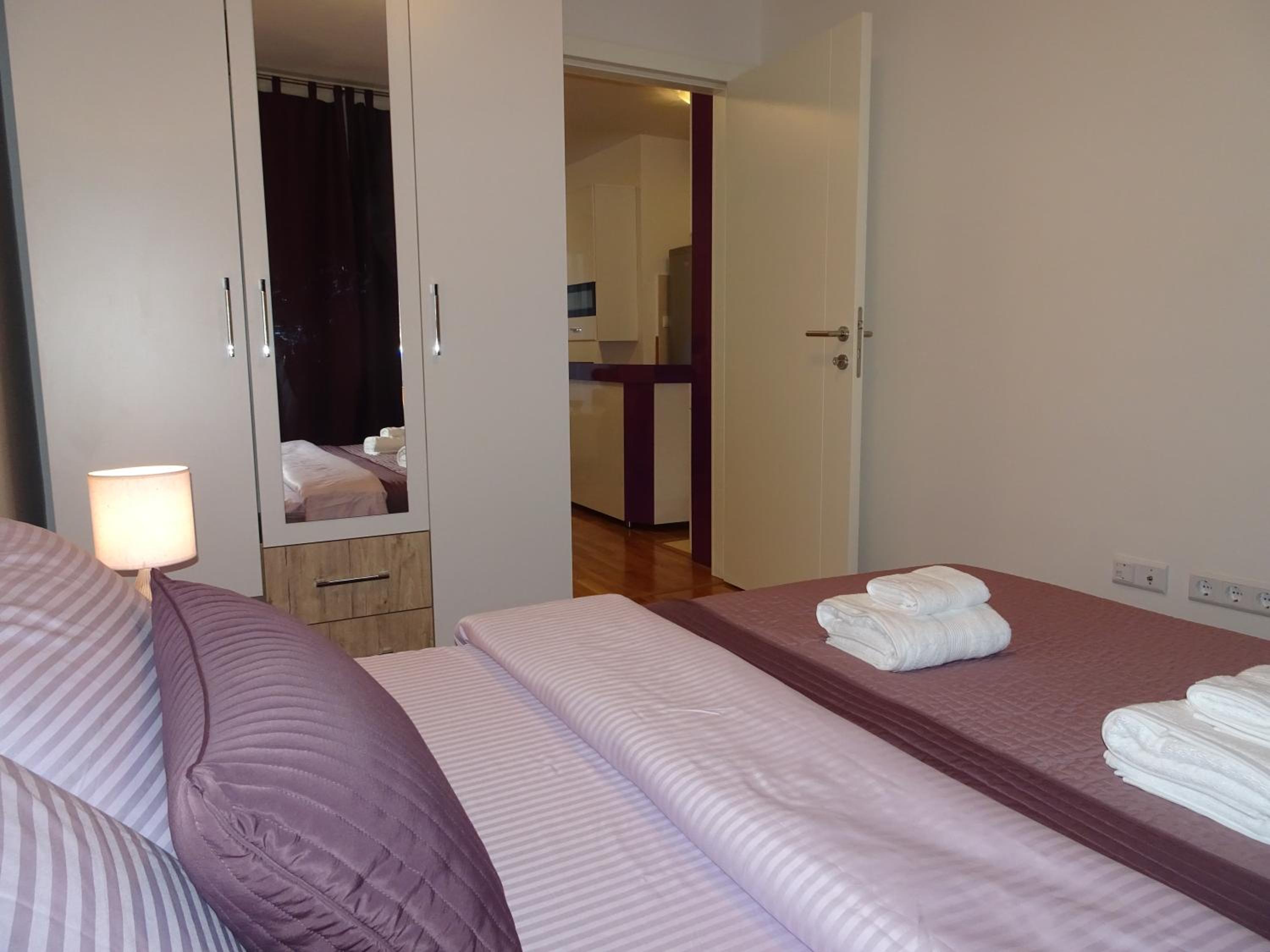 Quiet Apartment in City Center, Free Private Parking