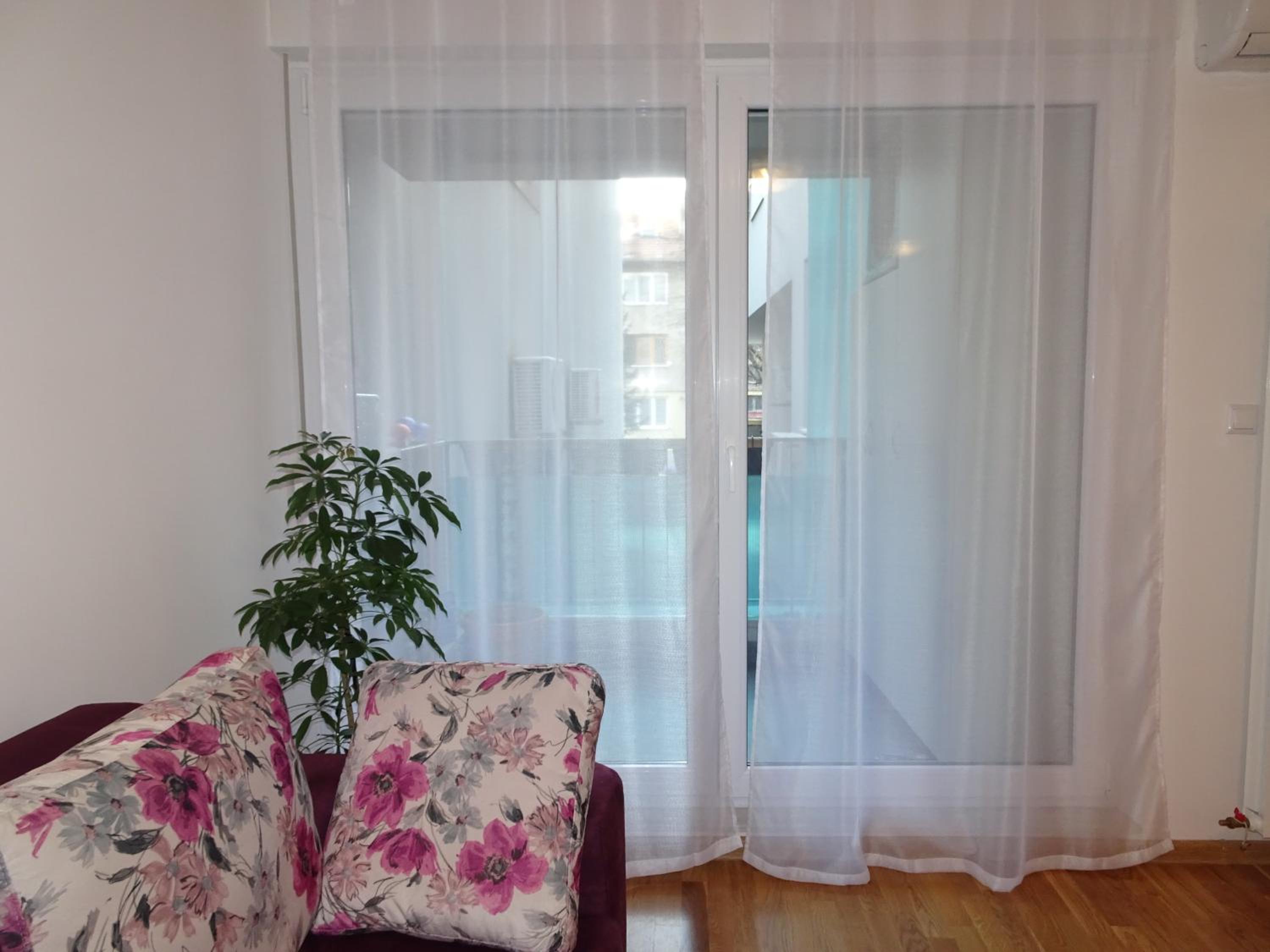 Quiet Apartment in City Center, Free Private Parking
