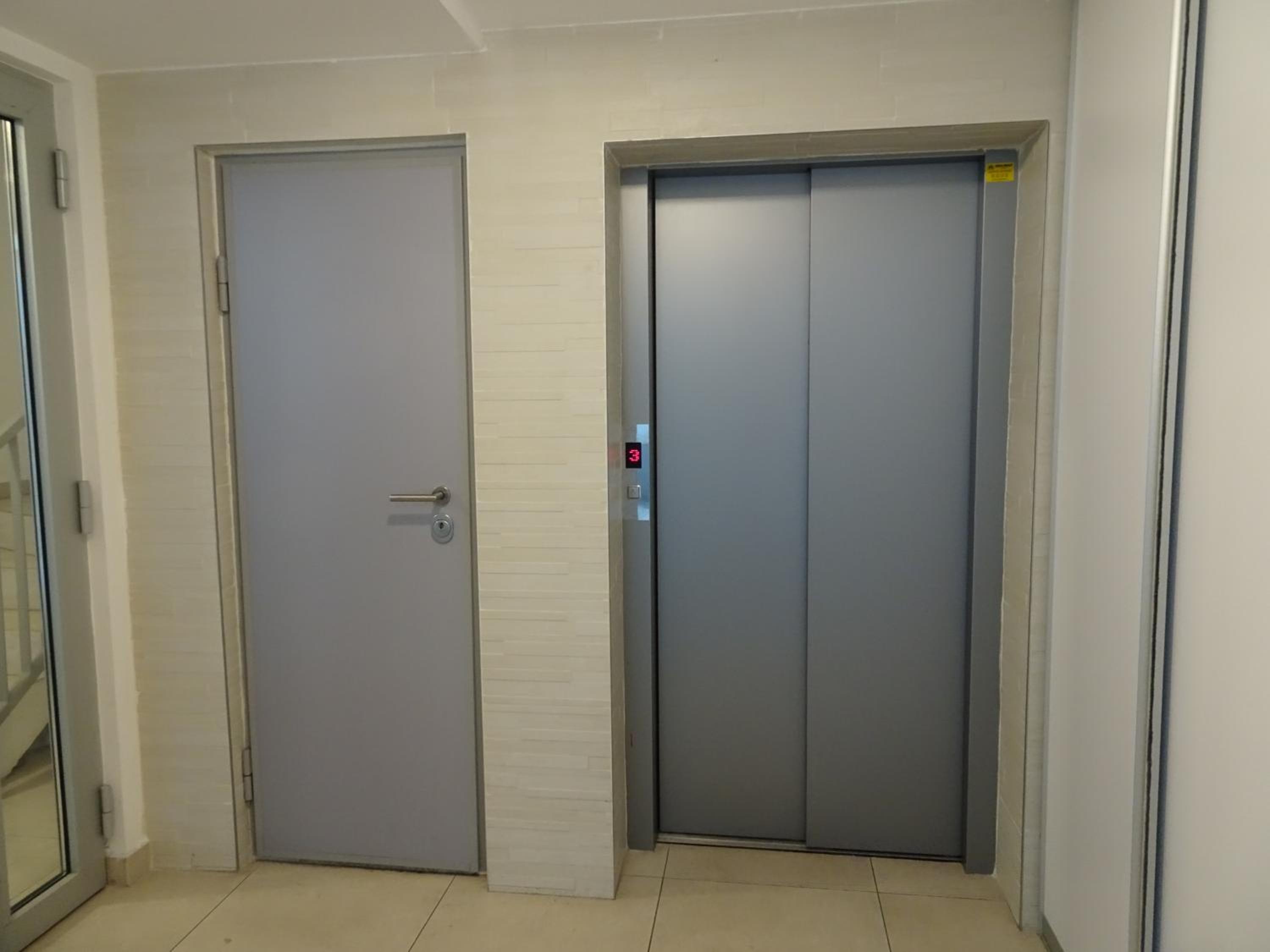 Quiet Apartment in City Center, Free Private Parking