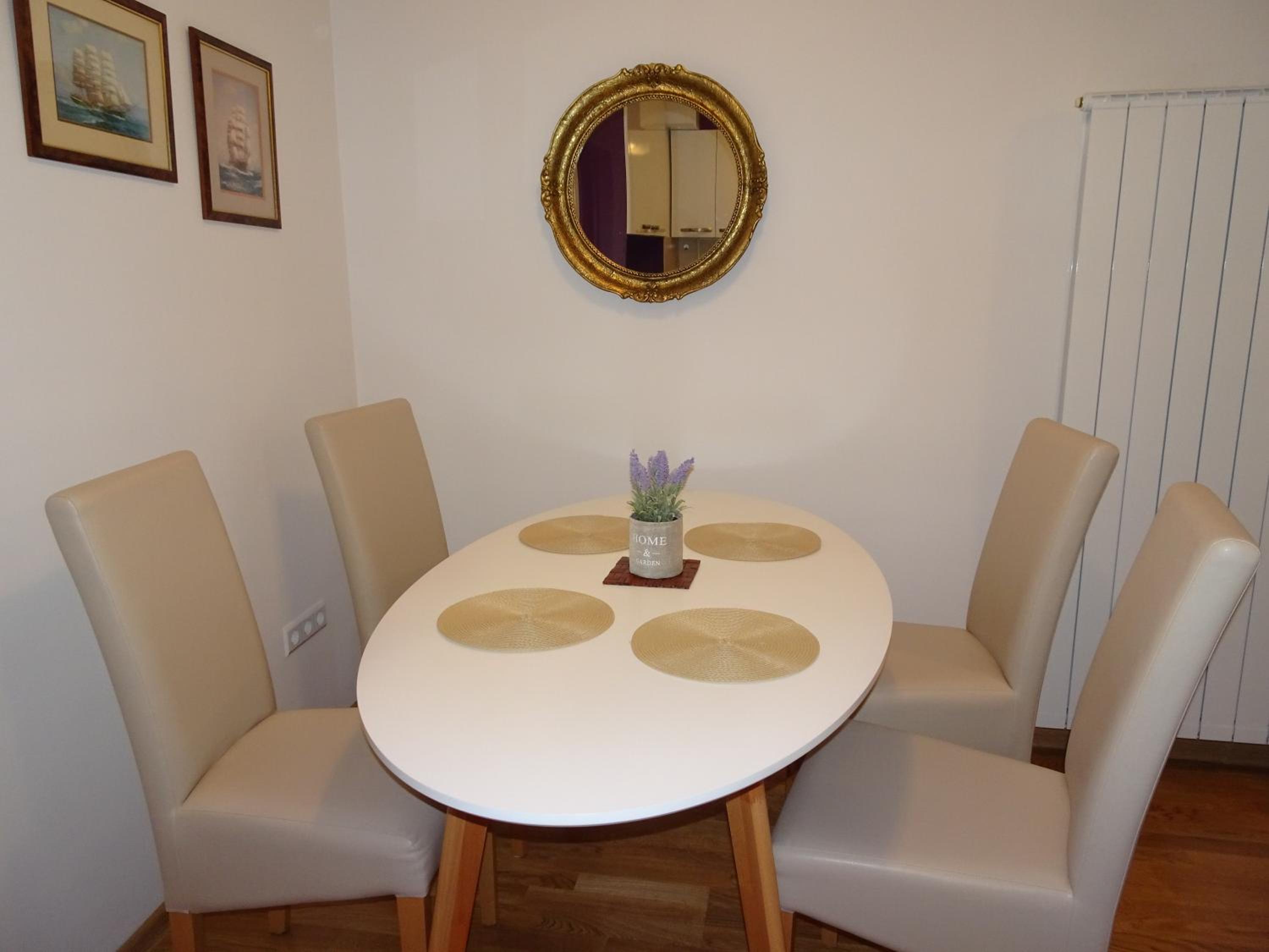 Quiet Apartment in City Center, Free Private Parking