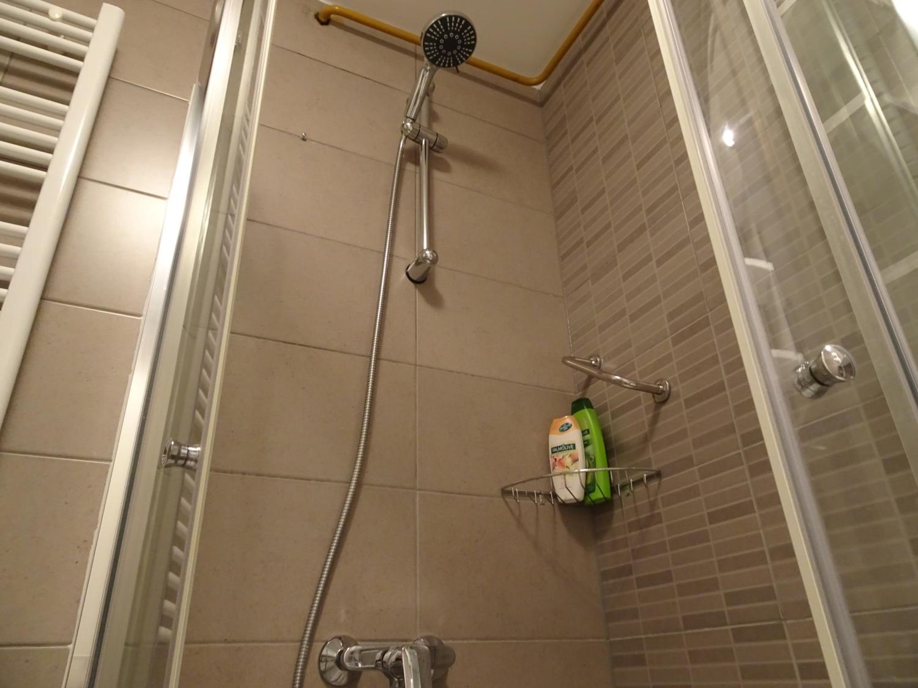 Quiet Apartment in City Center, Free Private Parking