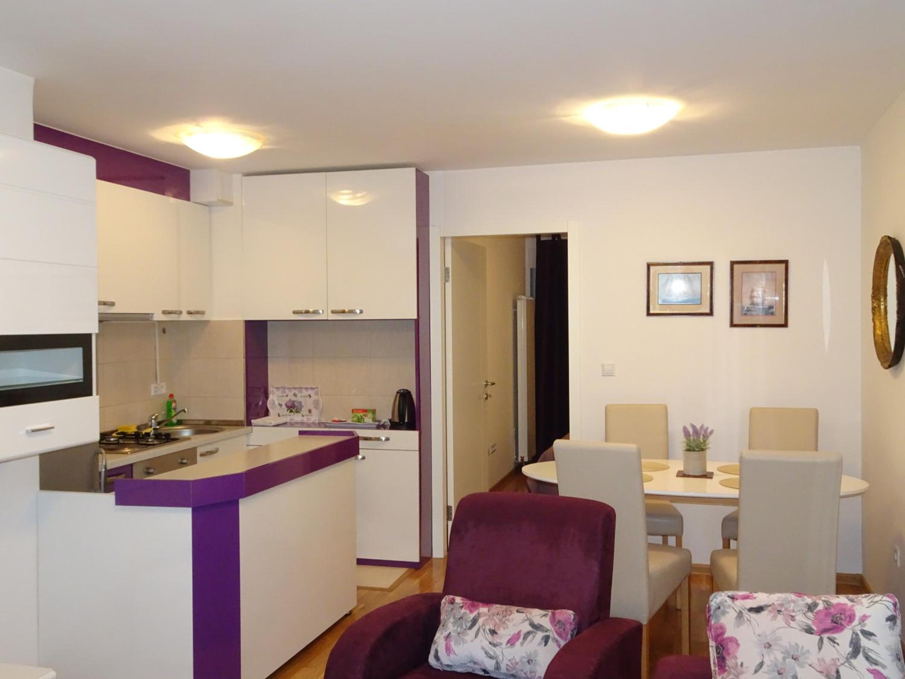 Quiet Apartment in City Center, Free Private Parking