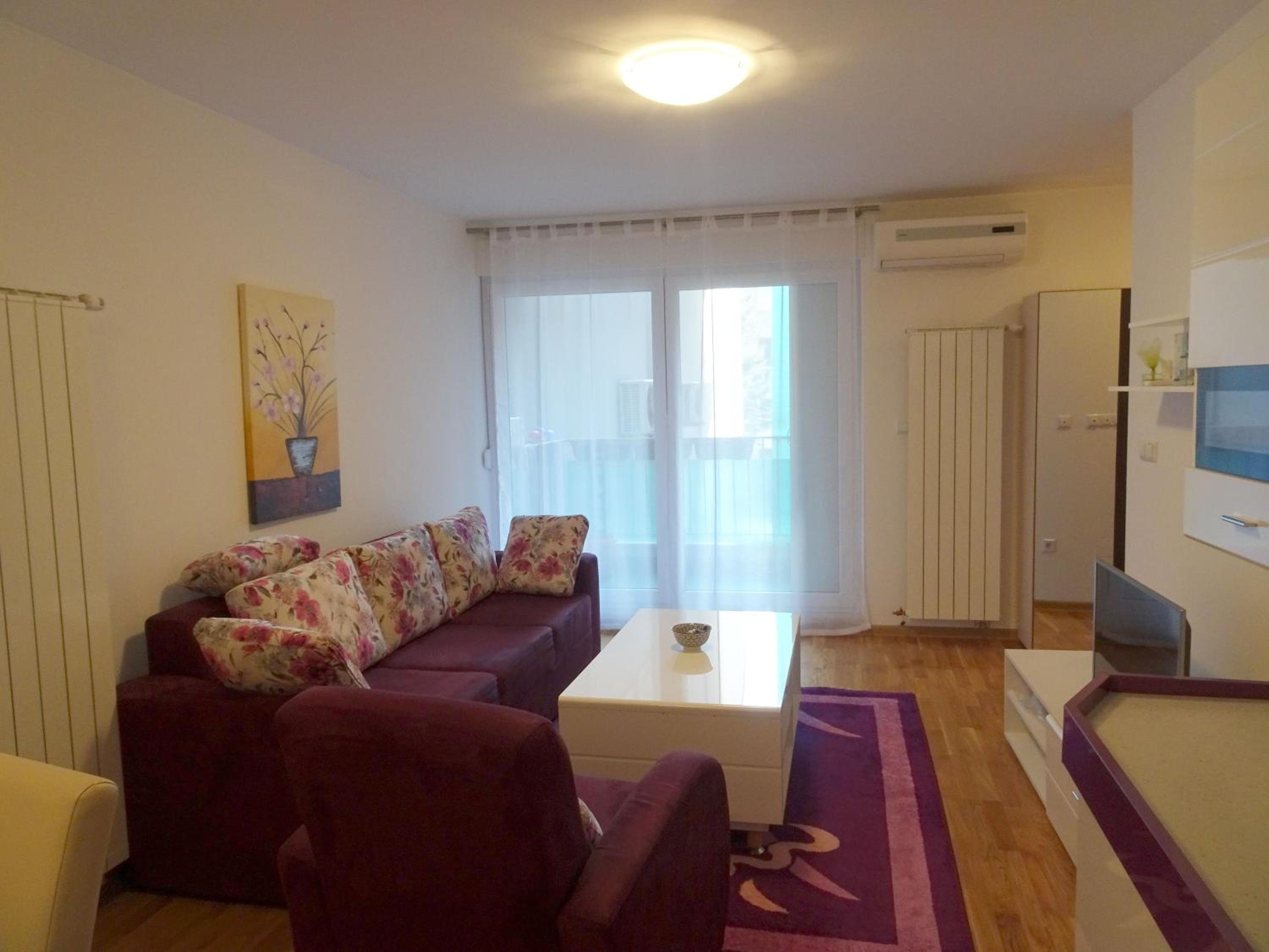 Quiet Apartment in City Center, Free Private Parking
