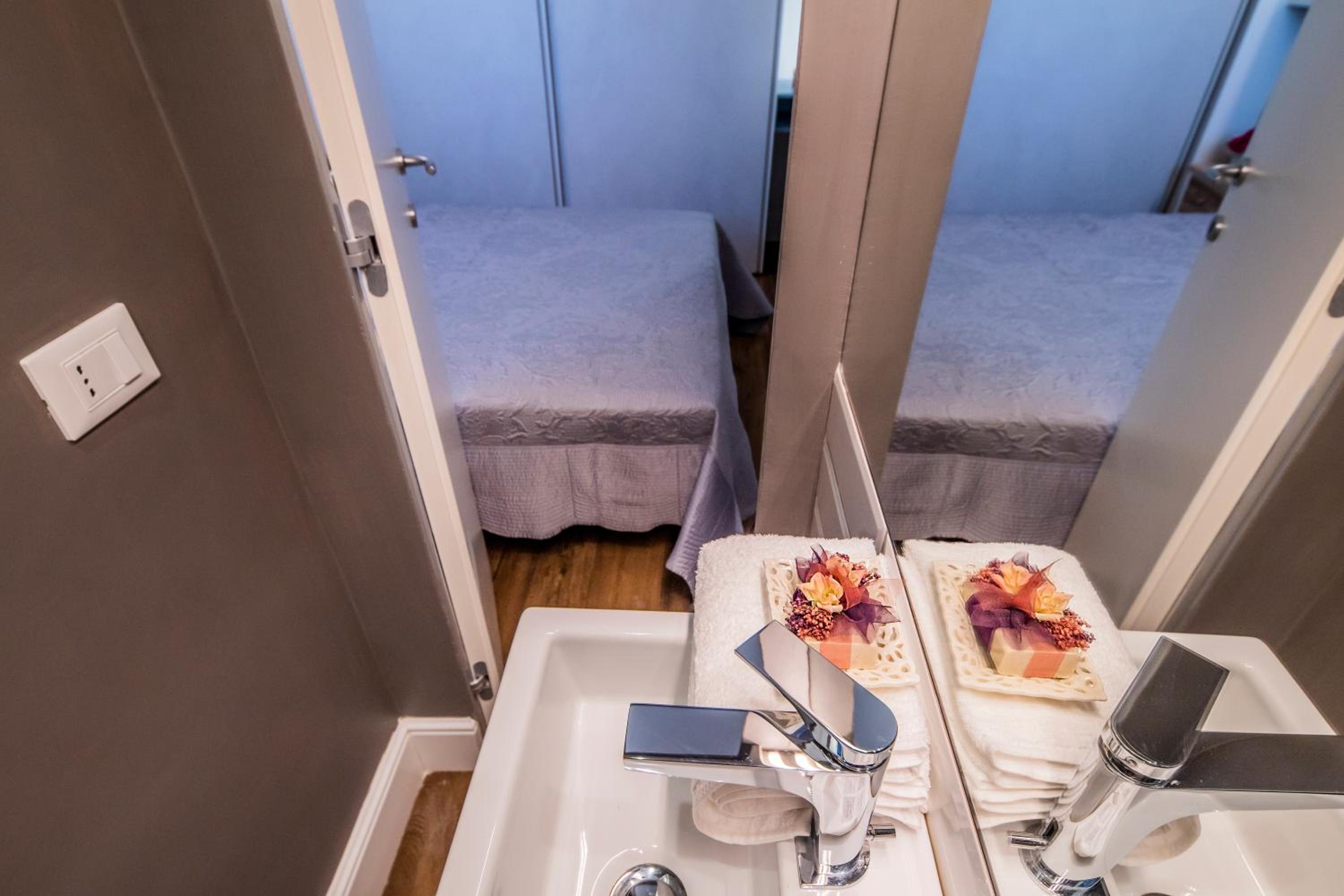 Oltrarno Lily Suite