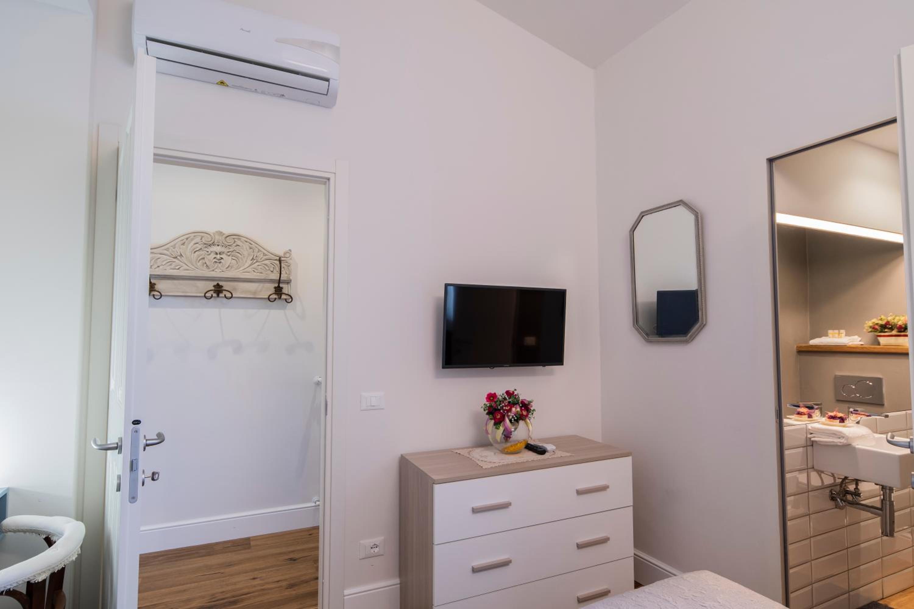 Oltrarno Lily Suite