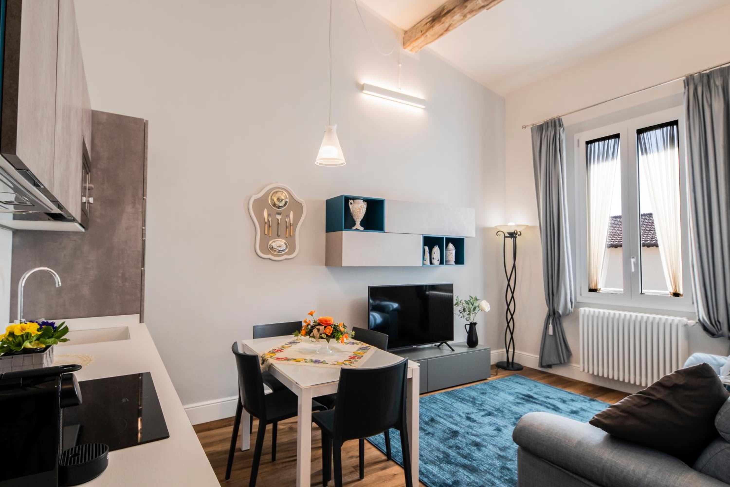 Oltrarno Lily Suite