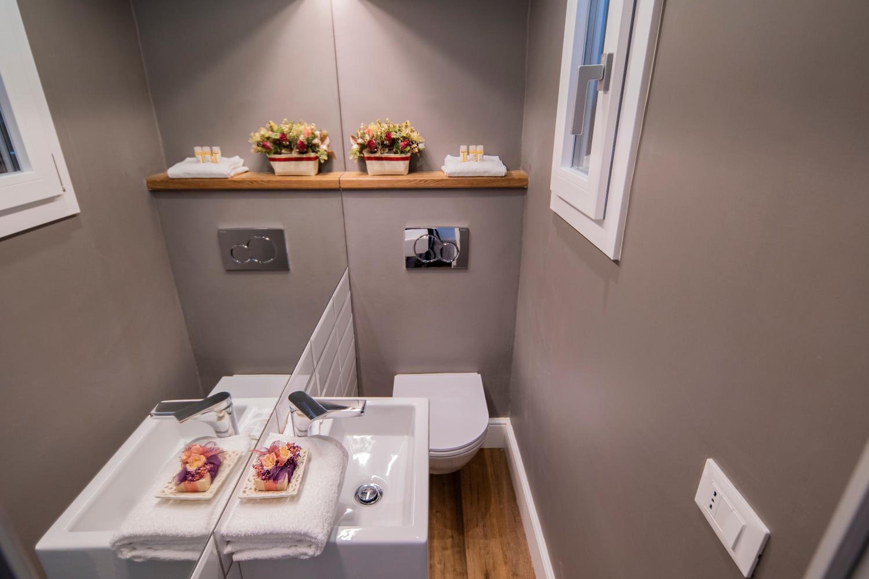 Oltrarno Lily Suite