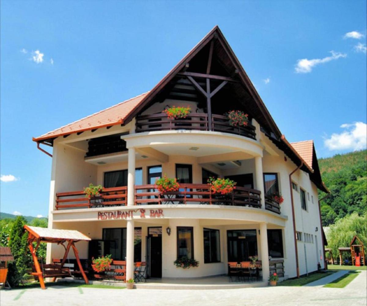 Hotel Csatári Pensiune Praid - Image 1