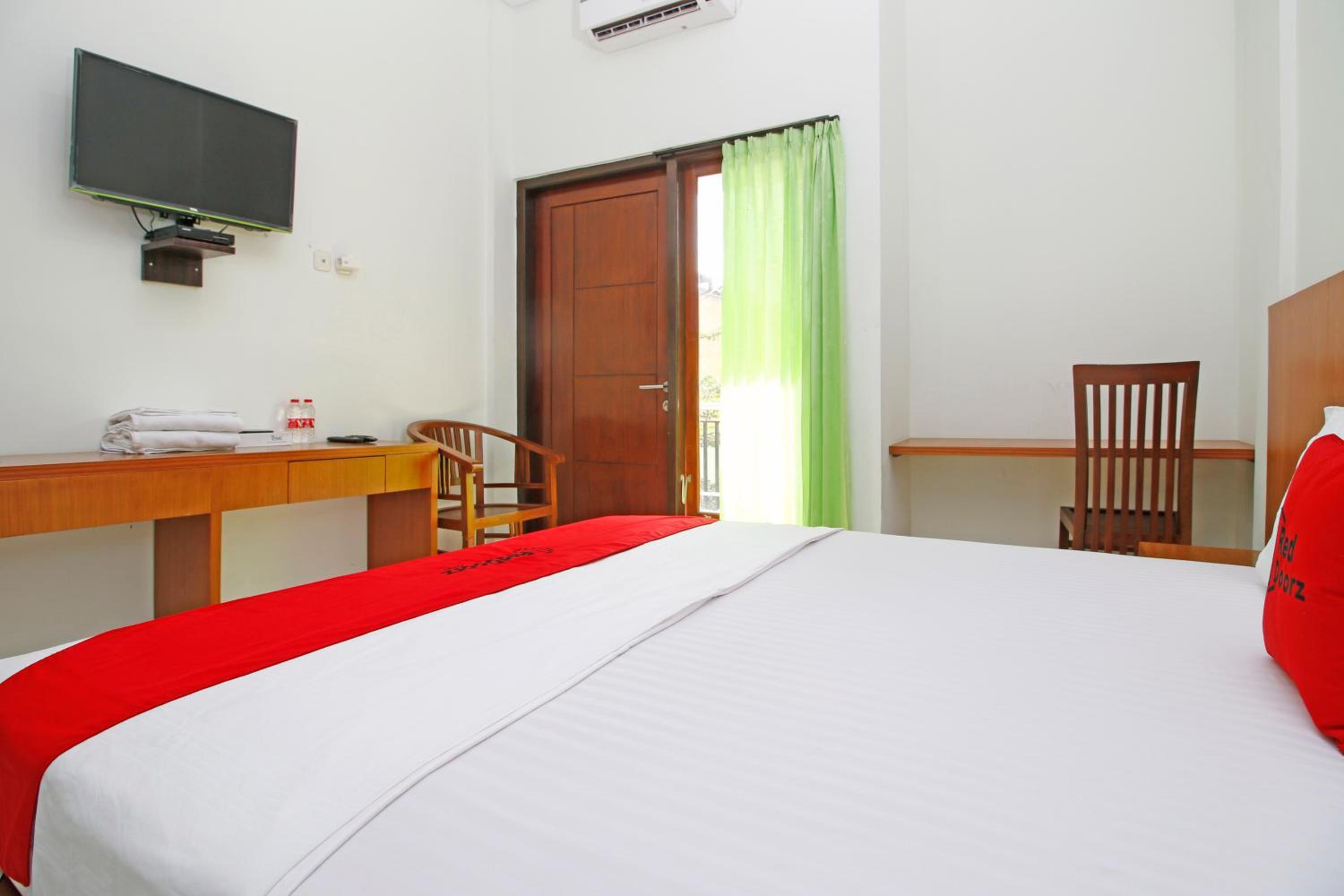 RedDoorz @ Turangga Sari