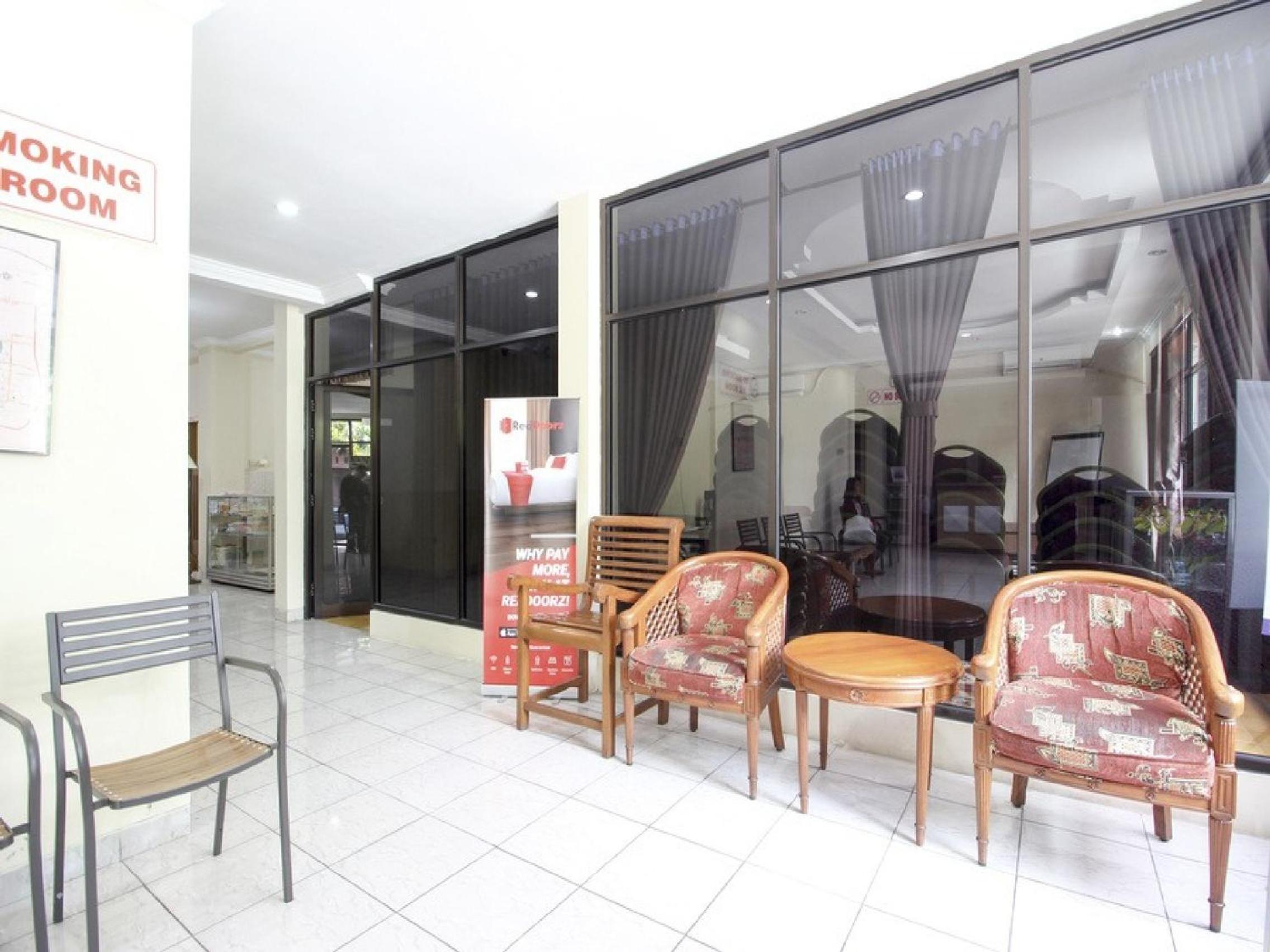 RedDoorz Plus near Stadion Mandala Krida
