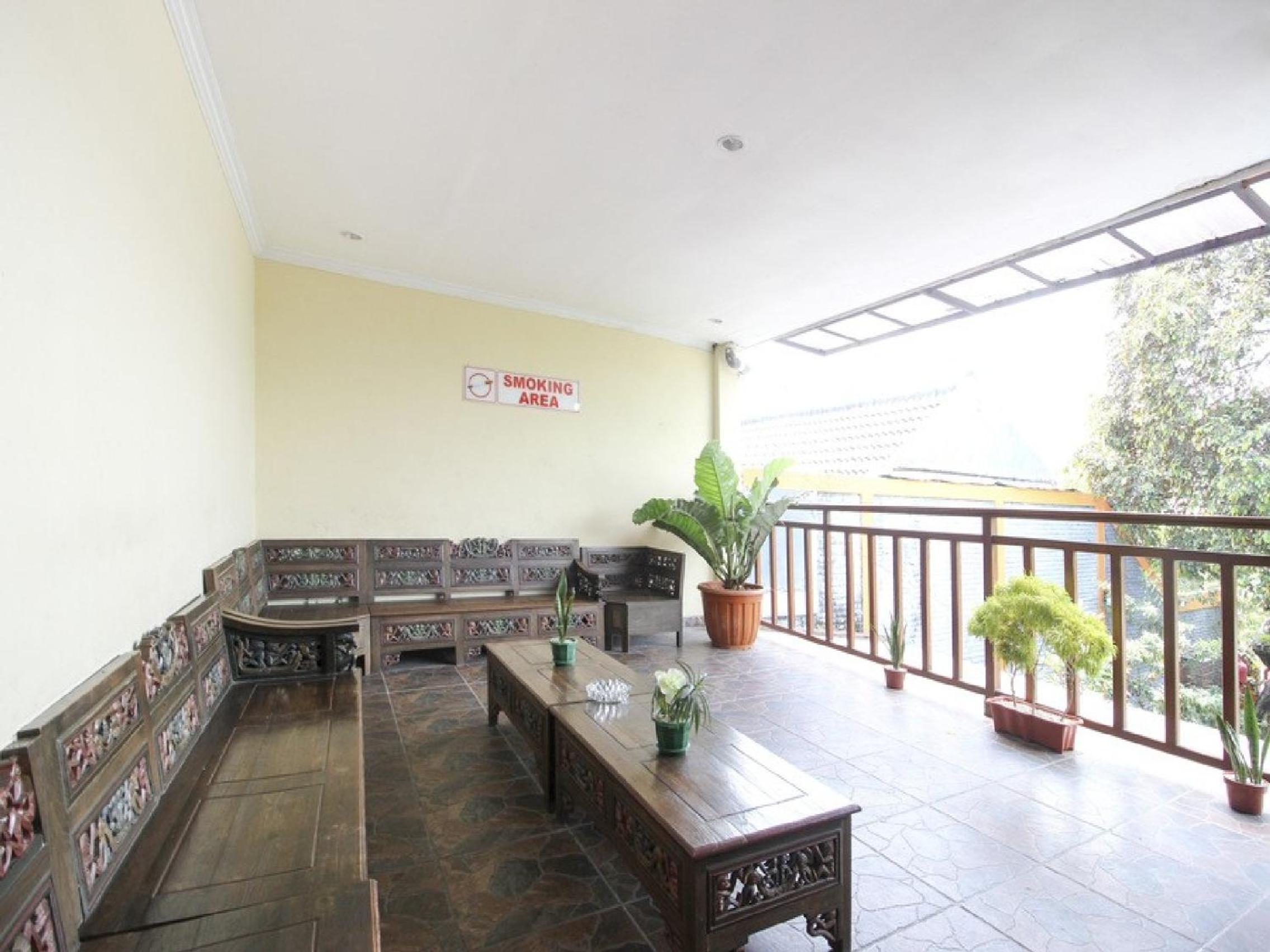 RedDoorz Plus near Stadion Mandala Krida