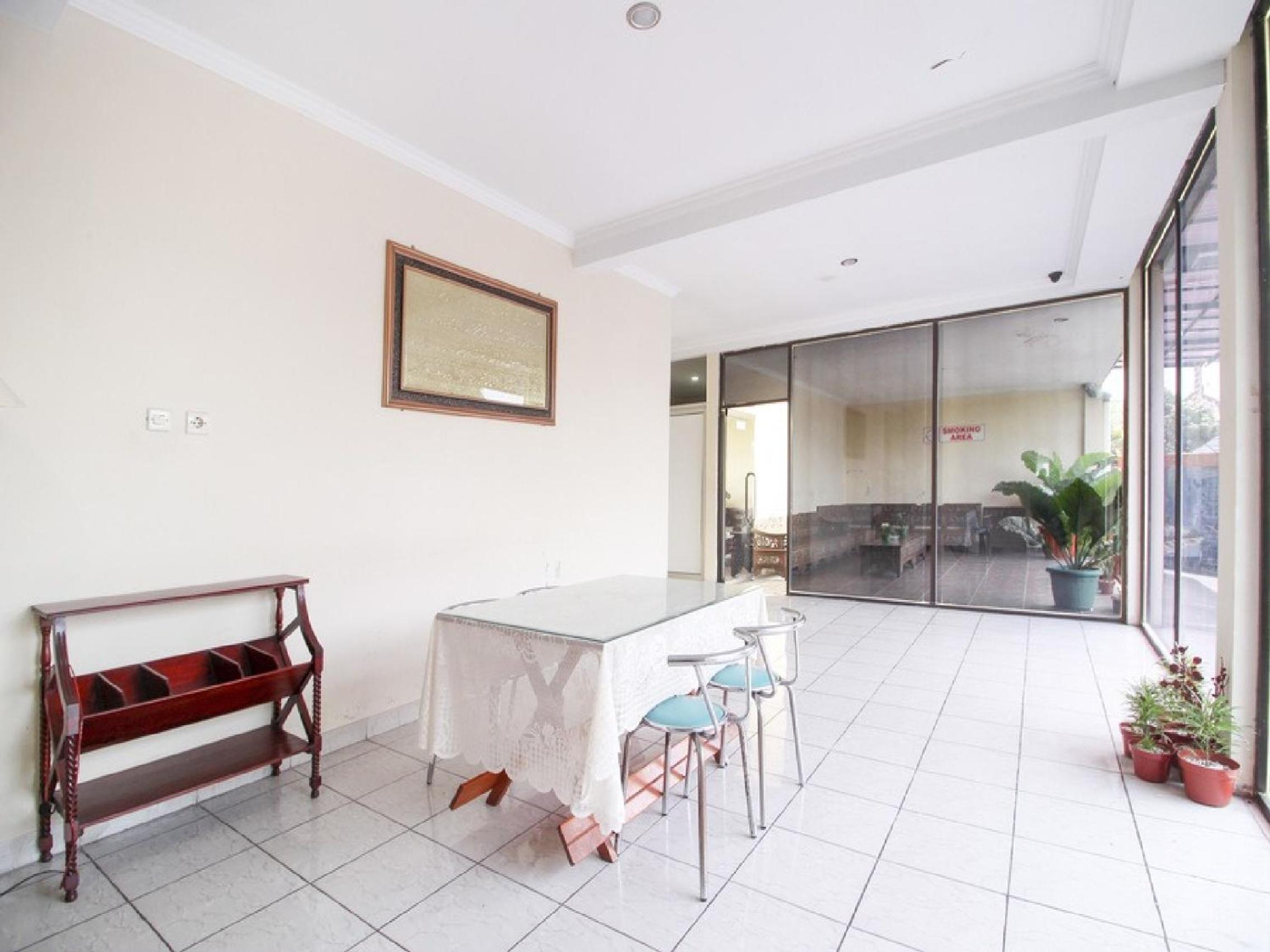 RedDoorz Plus near Stadion Mandala Krida