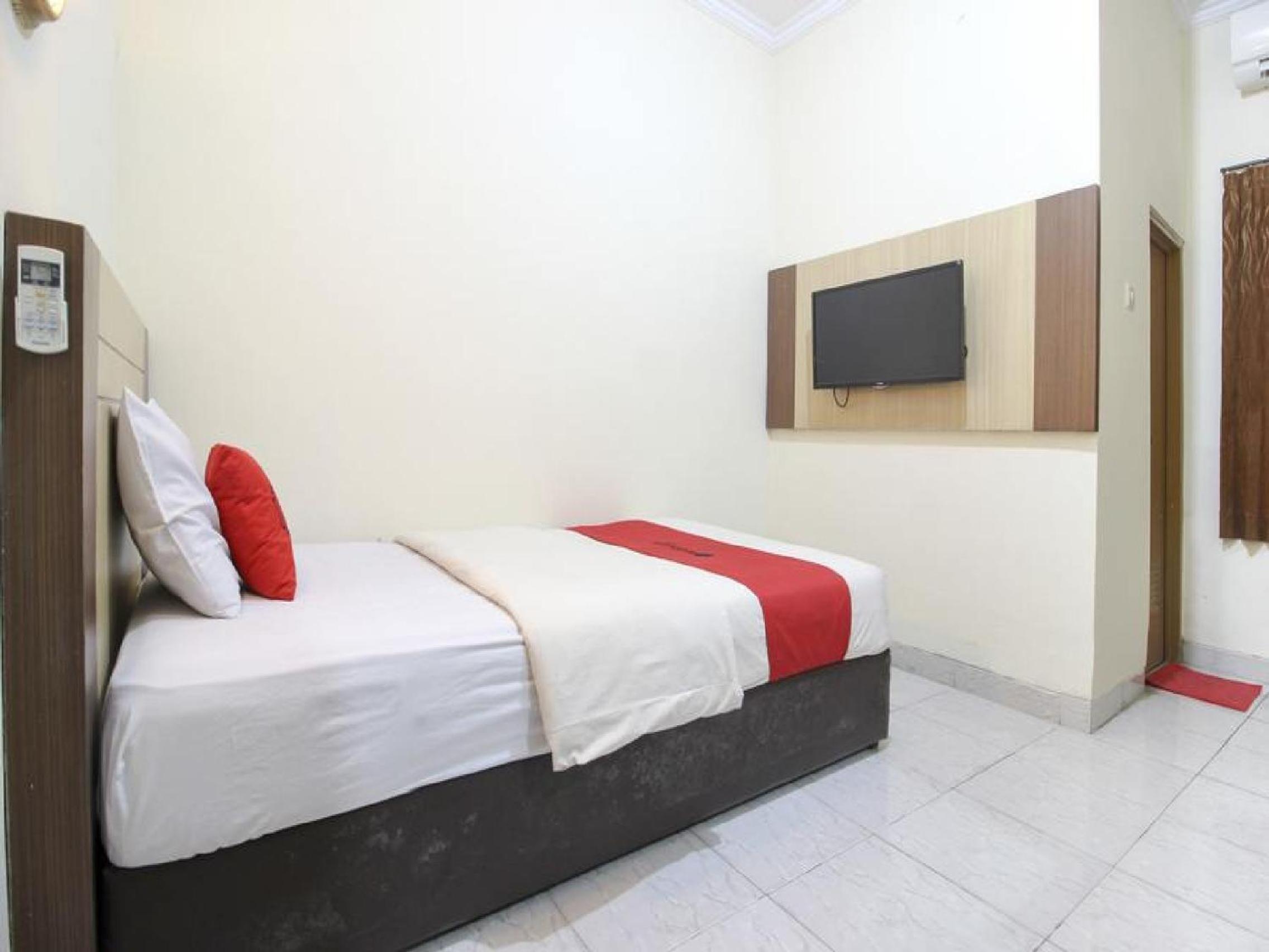 RedDoorz Plus near Stadion Mandala Krida