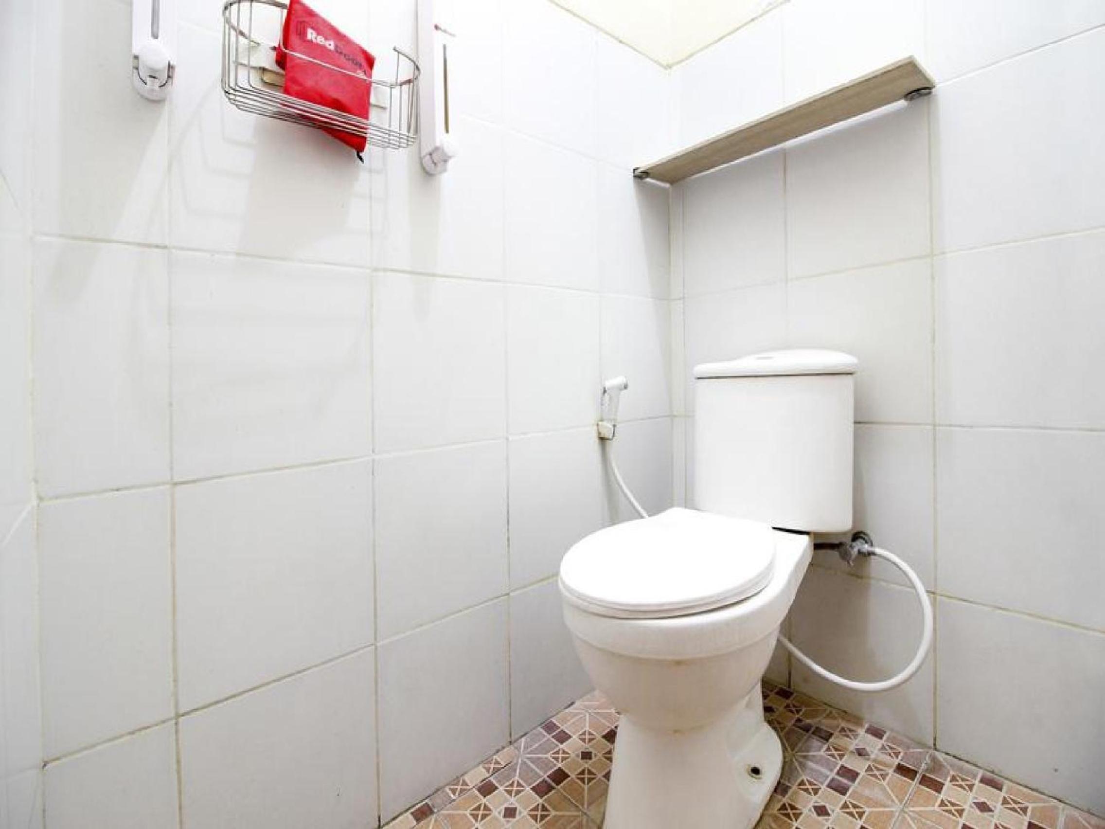 RedDoorz Plus near Stadion Mandala Krida