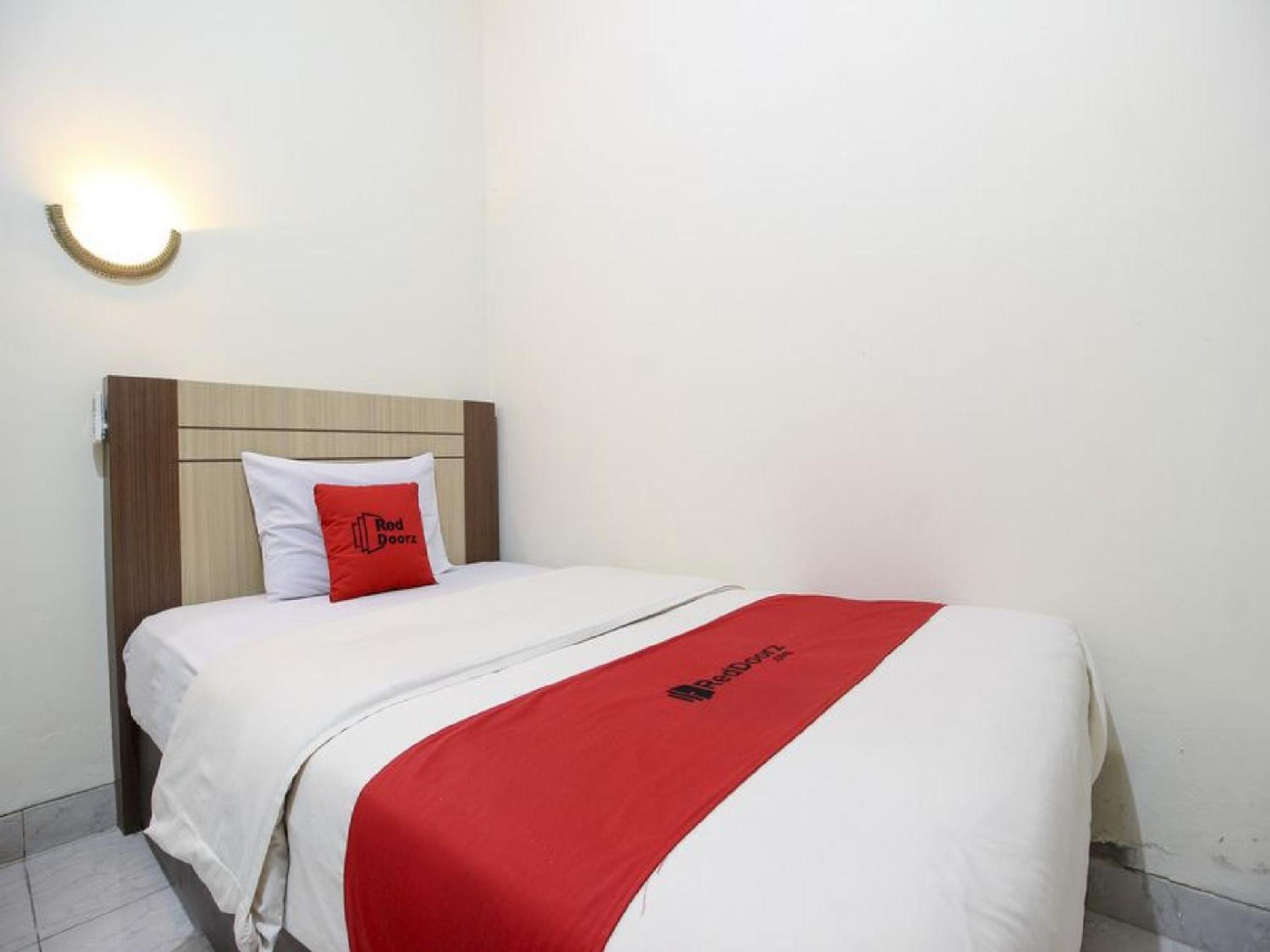 RedDoorz Plus near Stadion Mandala Krida