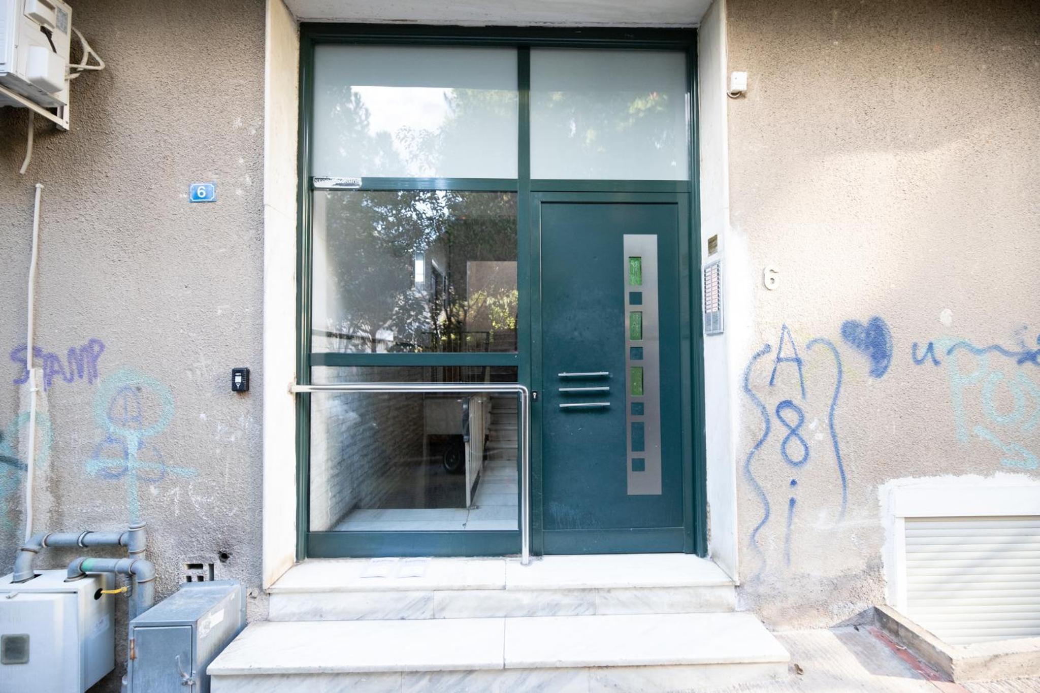 Top sightseeing 3rd floor studio on a paved road!