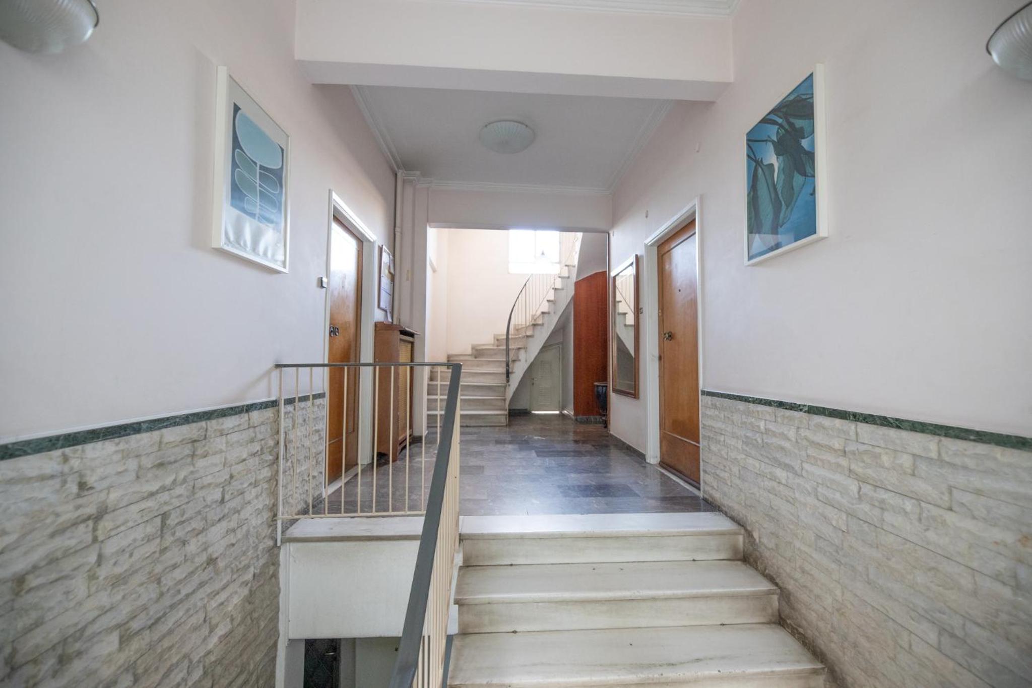 Top sightseeing 3rd floor studio on a paved road!