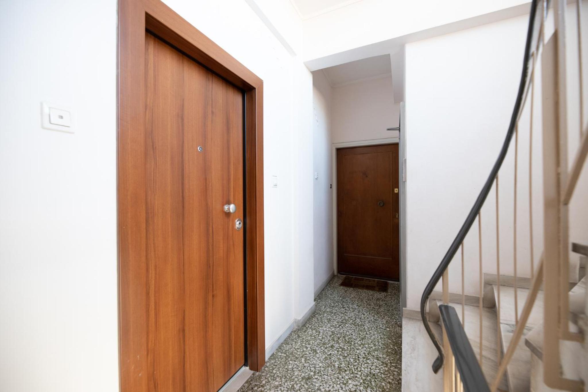 Top sightseeing 3rd floor studio on a paved road!