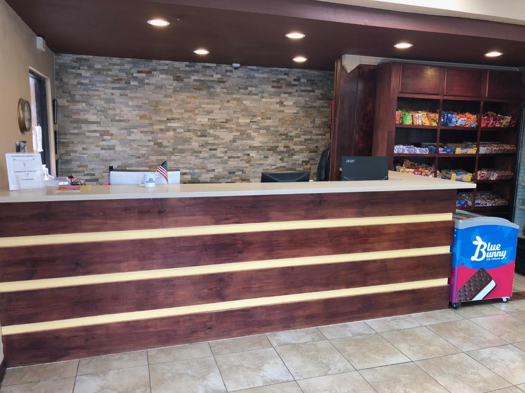 Travel Inn  Suites - Property Image 1