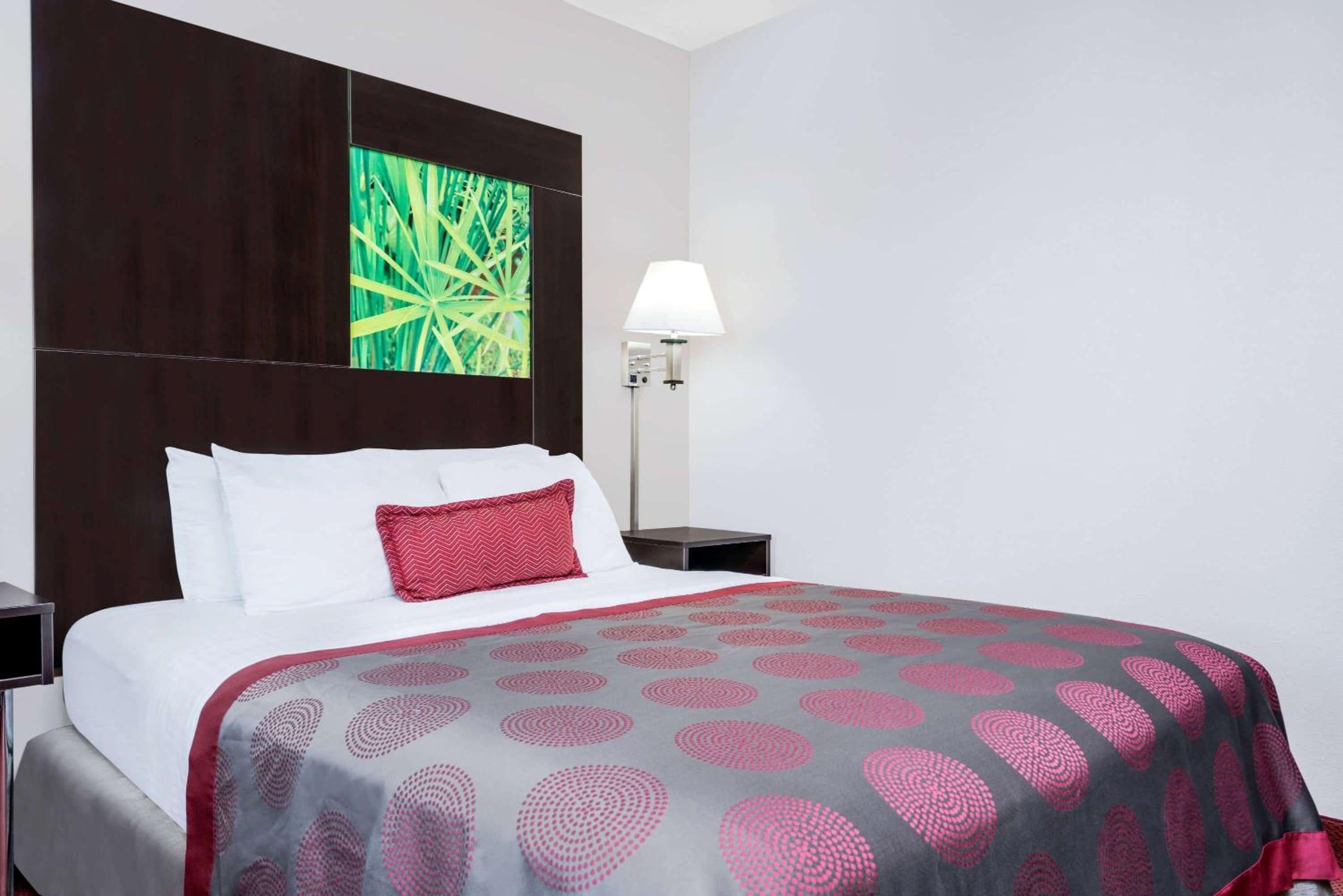 Minneapolis / St Paul Vacations - Ramada by Wyndham Minneapolis Golden Valley - Property Image 9