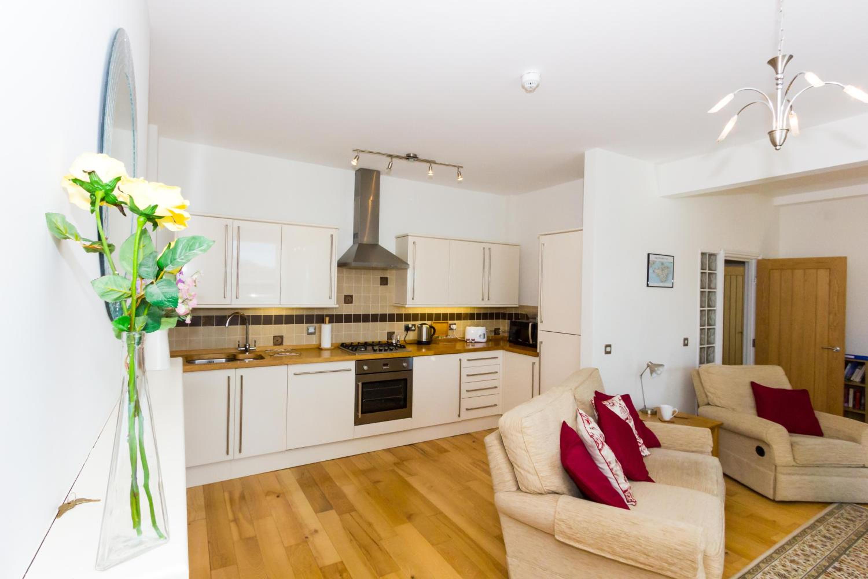 No 6 Hambrough House - Private Balcony and Sea View