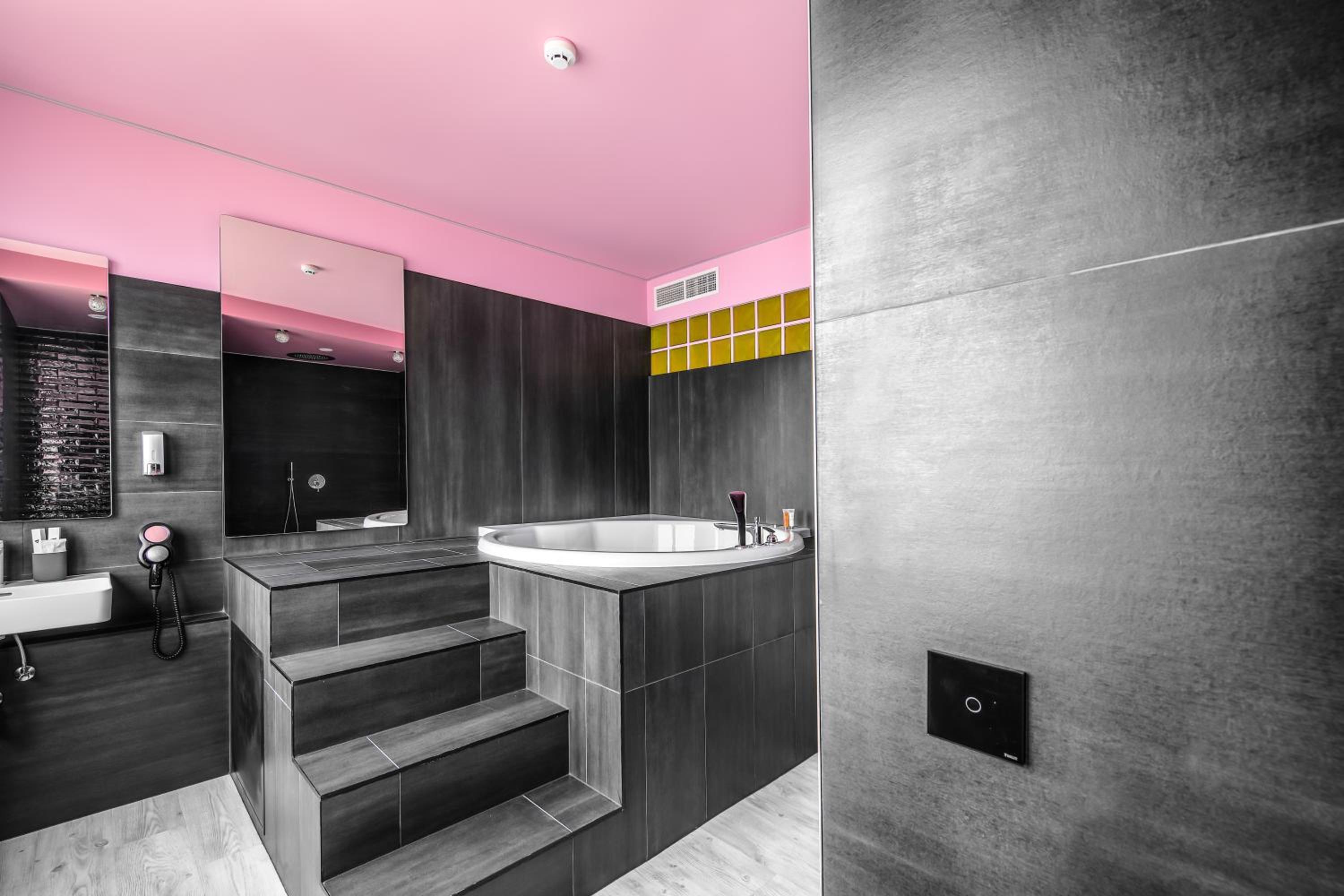 sky DEEP jacuzzi sauna 30 FLOOR view 4