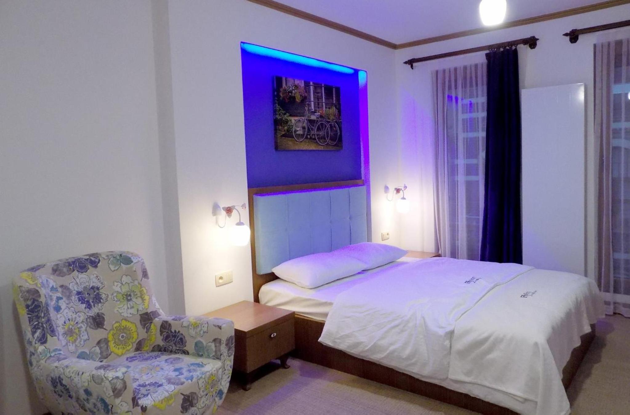 Fly inn Hotel Lounge & Nezzo Restaurant