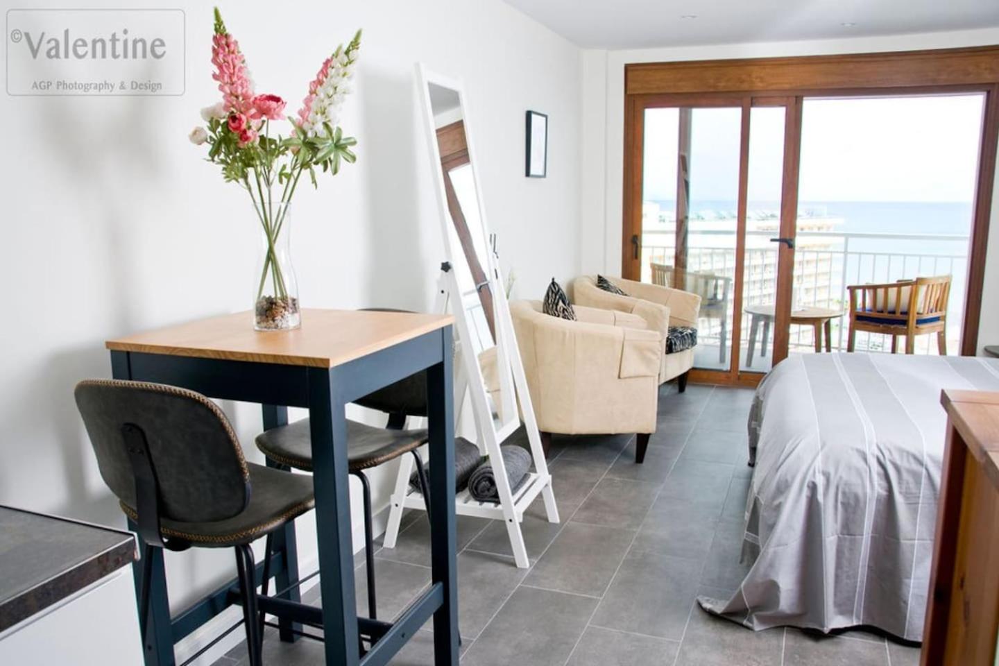 Stunning studio.Seaview with balcony and pool.