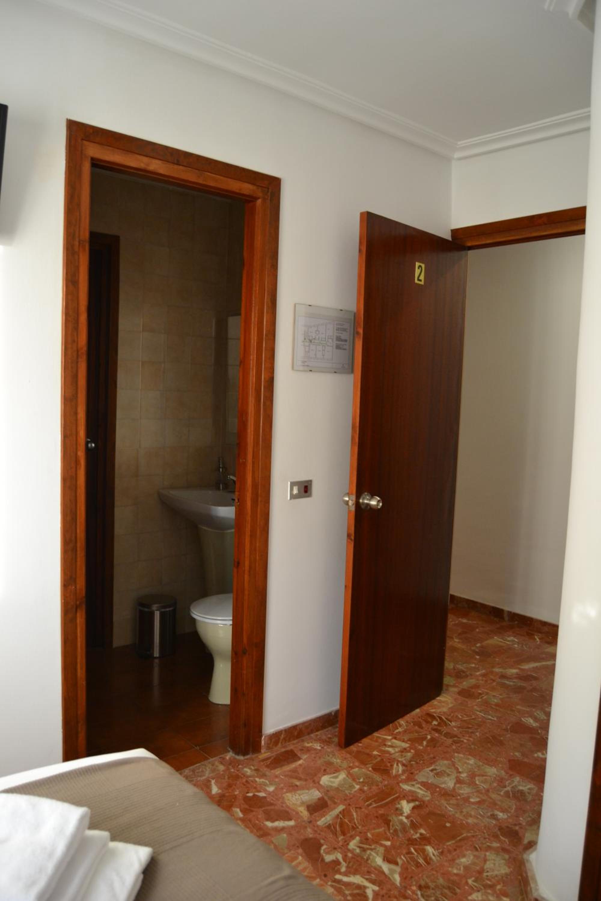 Tres Puentes Anguiano Apartamentos y Hostal