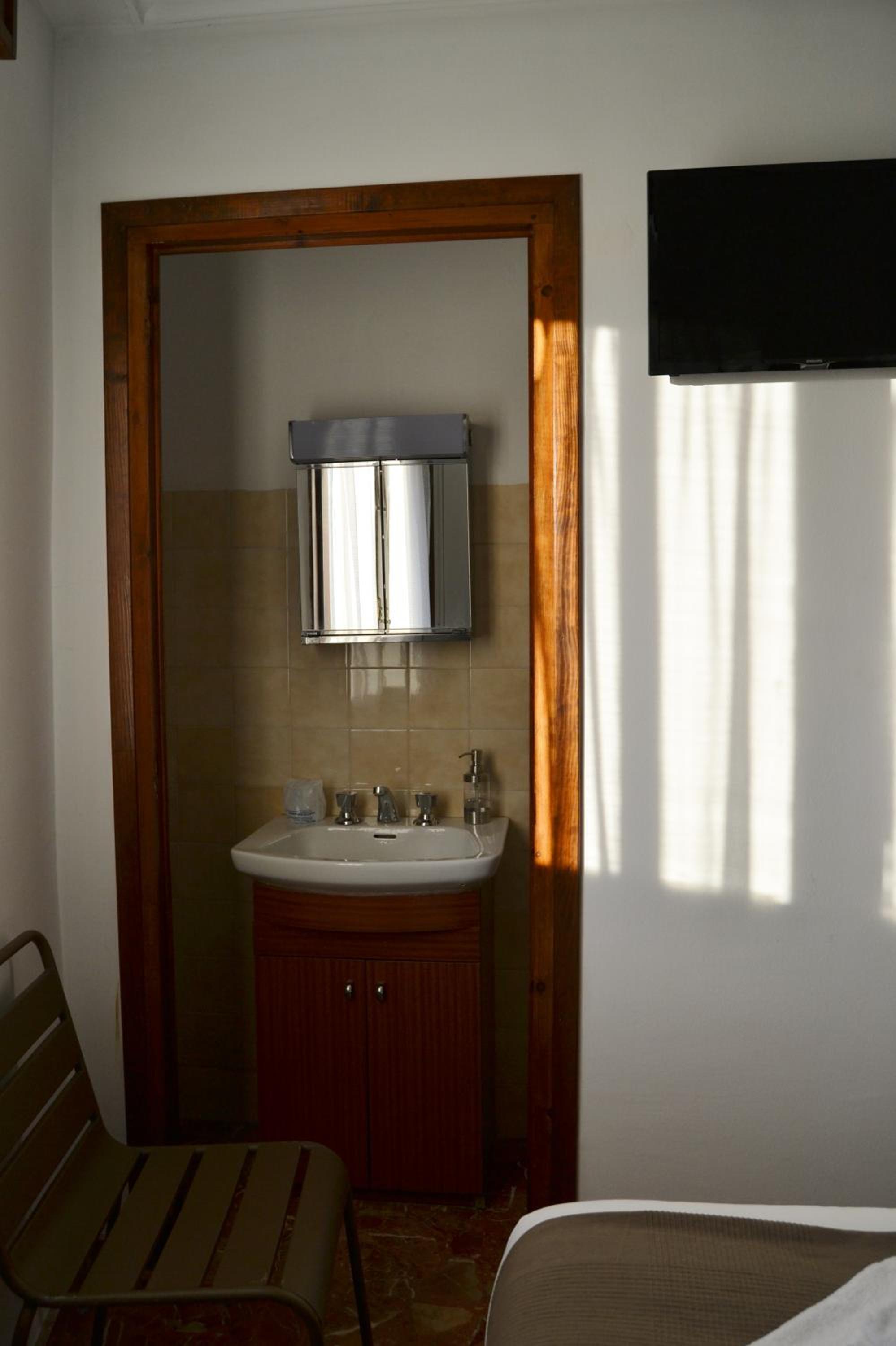 Tres Puentes Anguiano Apartamentos y Hostal