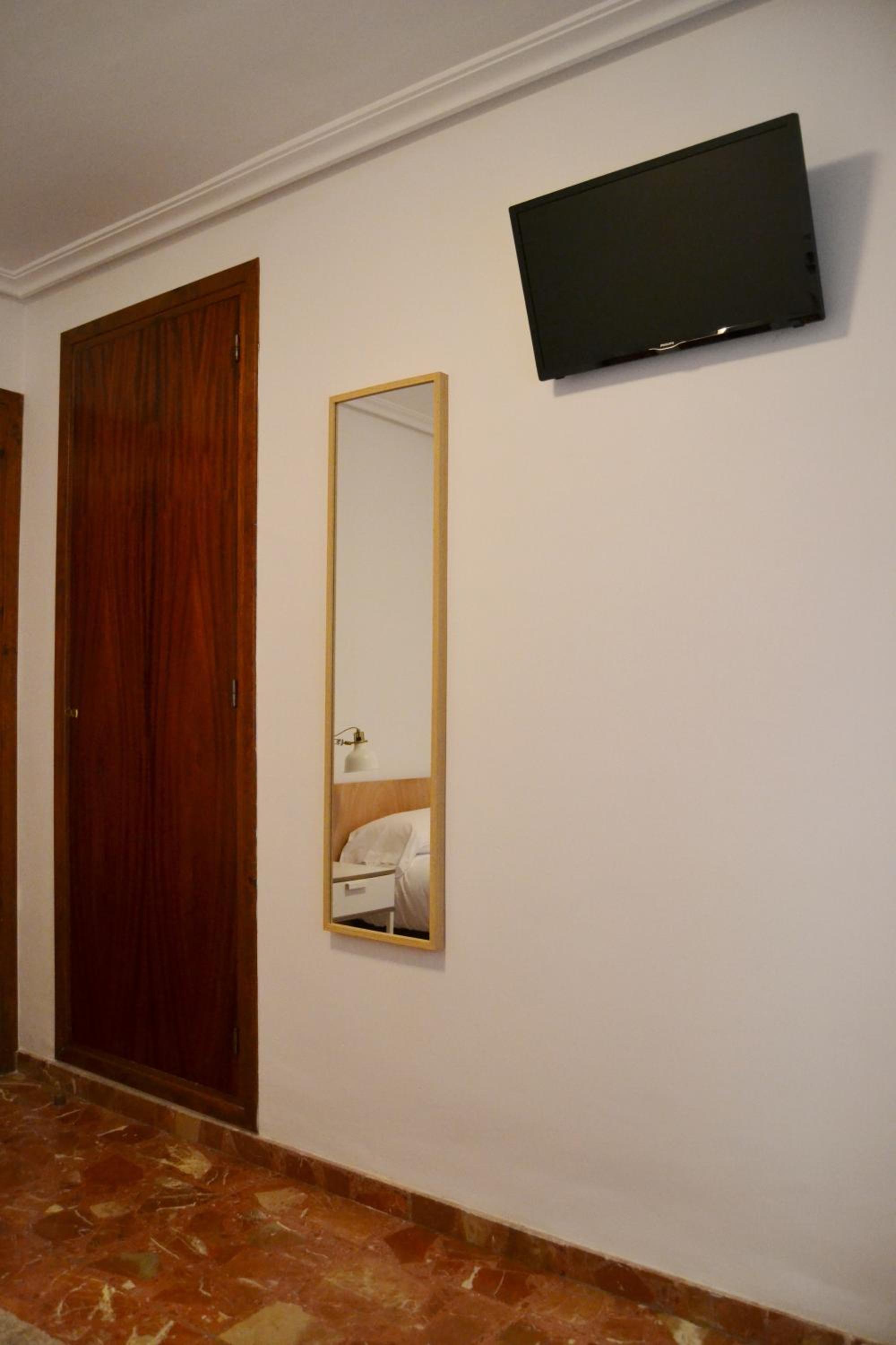 Tres Puentes Anguiano Apartamentos y Hostal