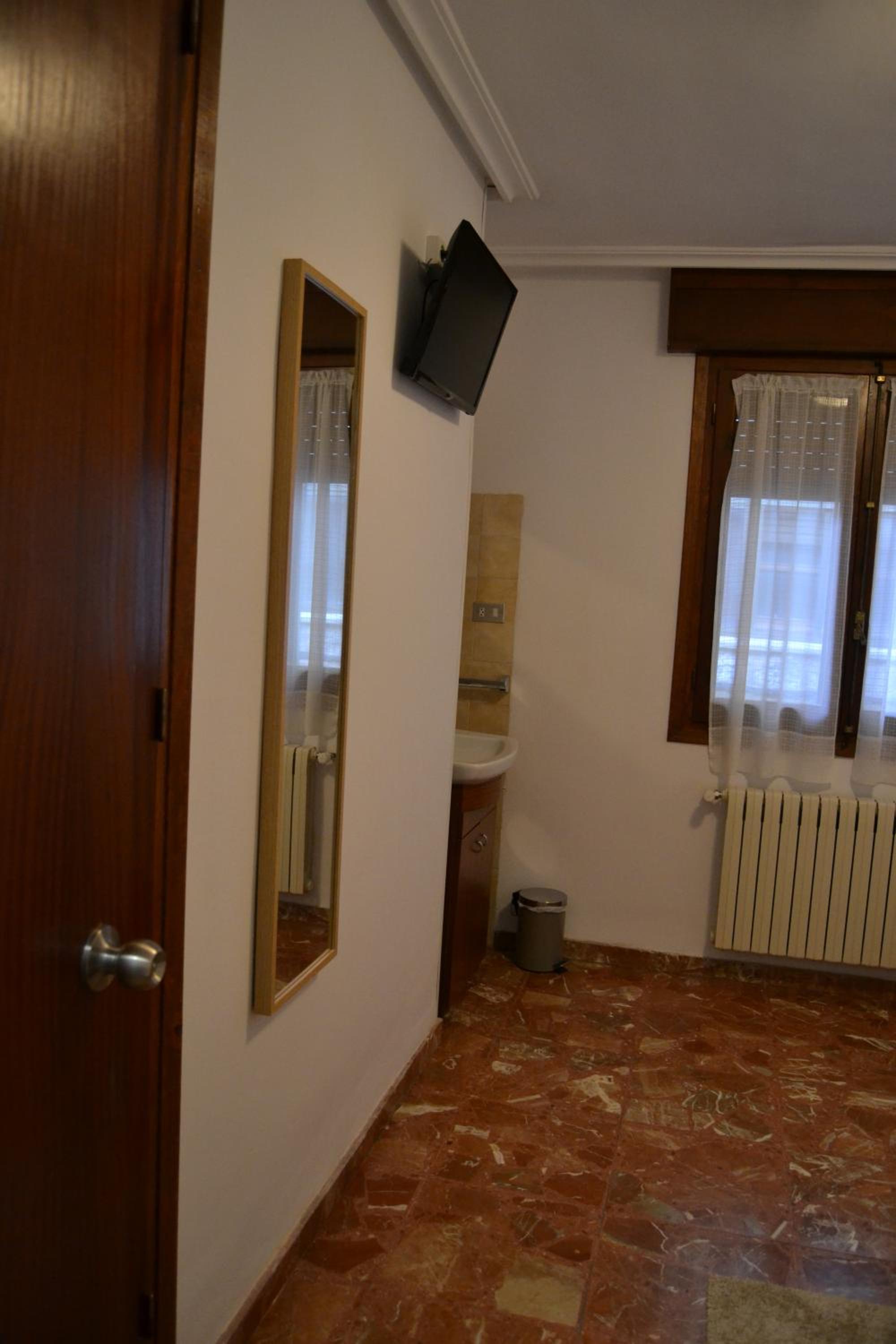 Tres Puentes Anguiano Apartamentos y Hostal