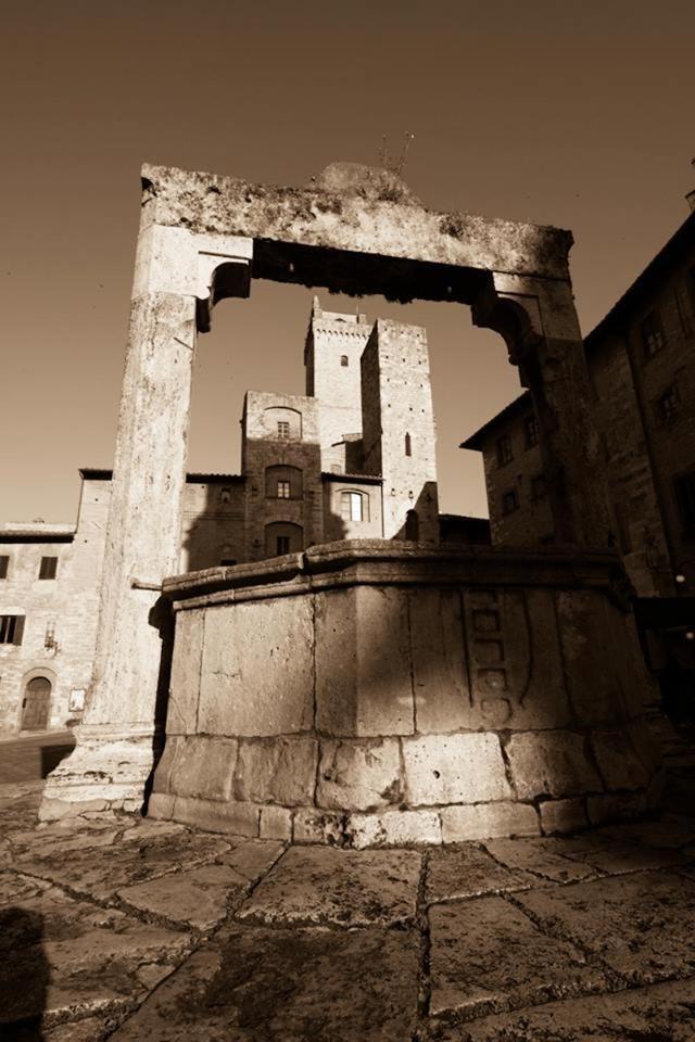 La Torre Nomipesciolini view 3